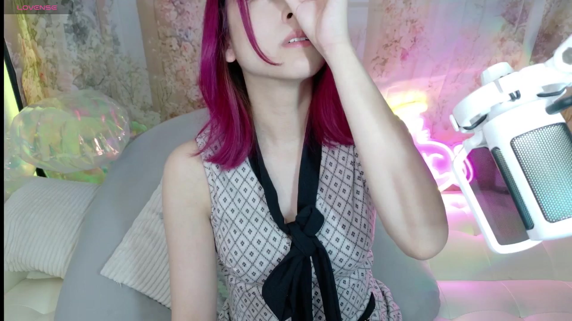 Gallery image thumbnail from Tsu_mu_gi_526's myfreecams stream on, 06/20/2025, 19:15 image 15 of 20
