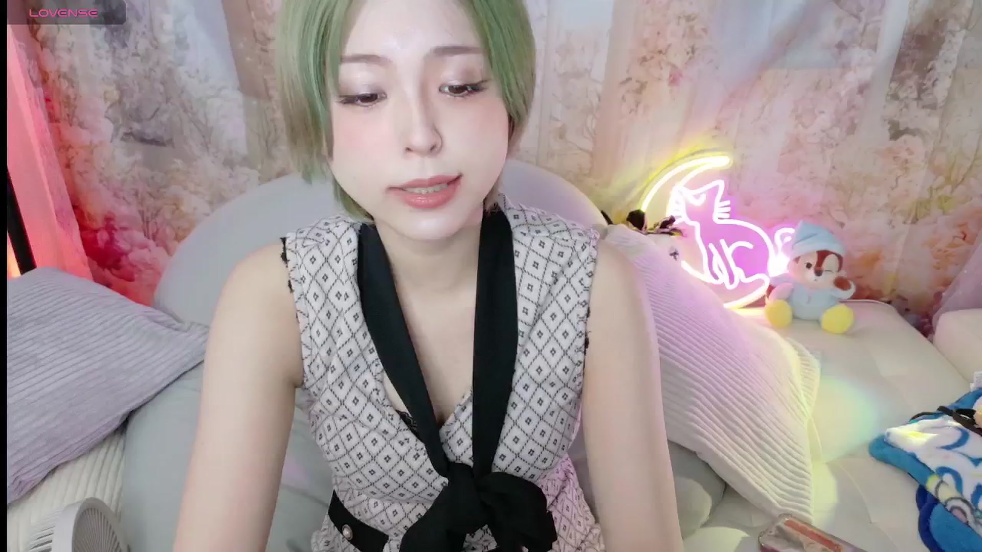 Gallery image thumbnail from Tsu_mu_gi_526's myfreecams stream on, 09/01/2025, 07:32 image 3 of 20