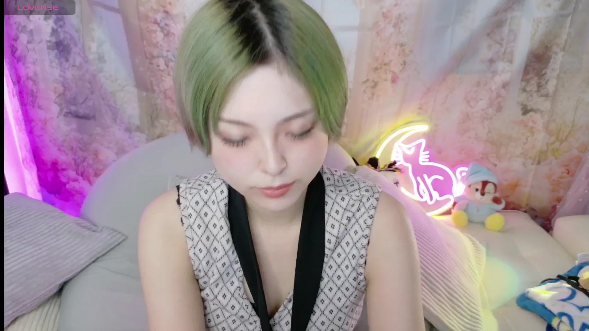 Gallery image thumbnail from Tsu_mu_gi_526's myfreecams stream on, 09/01/2025, 07:32 image 2 of 20