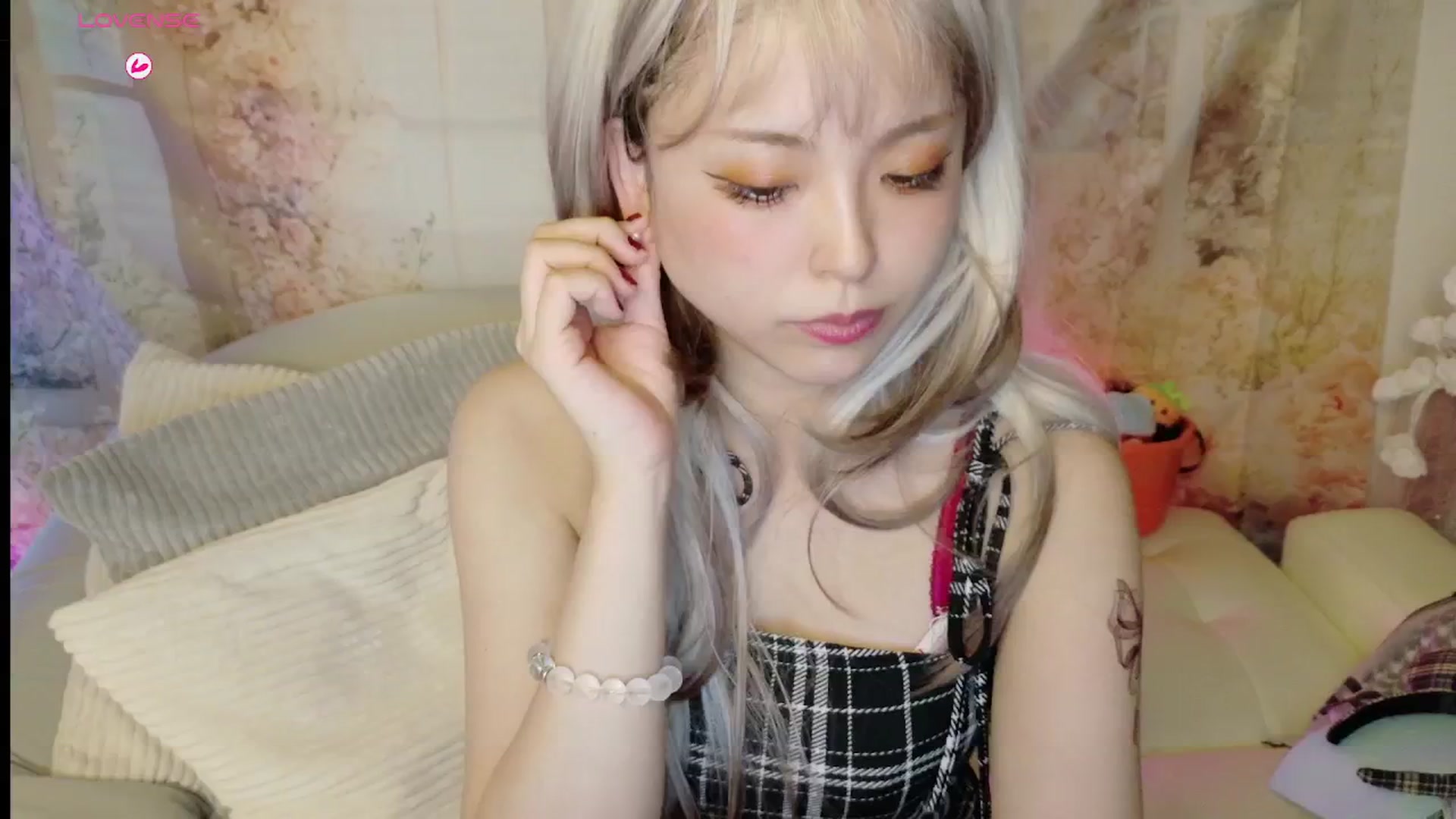 Gallery image thumbnail from Tsu_mu_gi_526's myfreecams stream on, 10/16/2025, 11:29 image 20 of 20