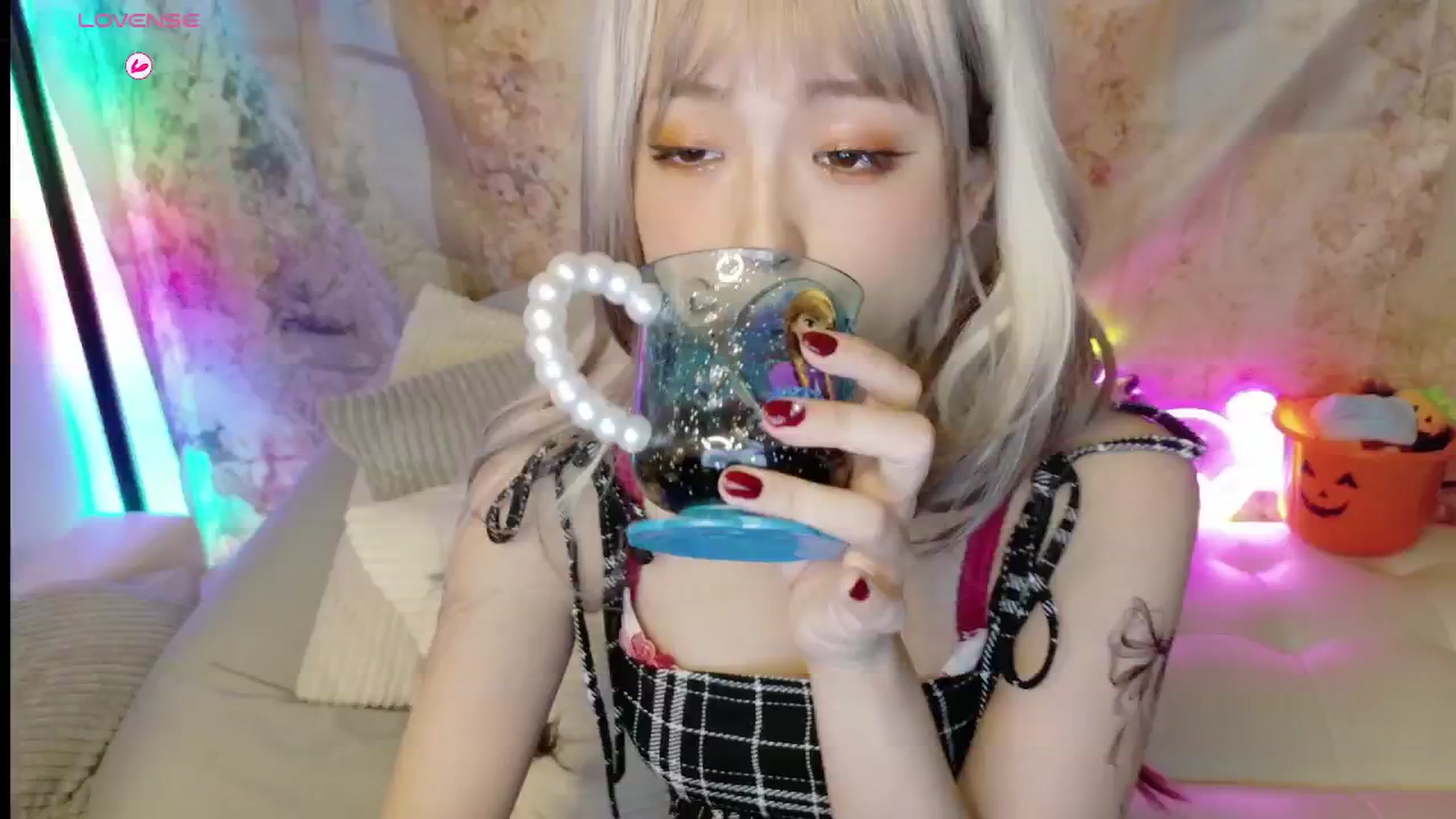 Gallery image thumbnail from Tsu_mu_gi_526's myfreecams stream on, 10/16/2025, 11:29 image 9 of 20
