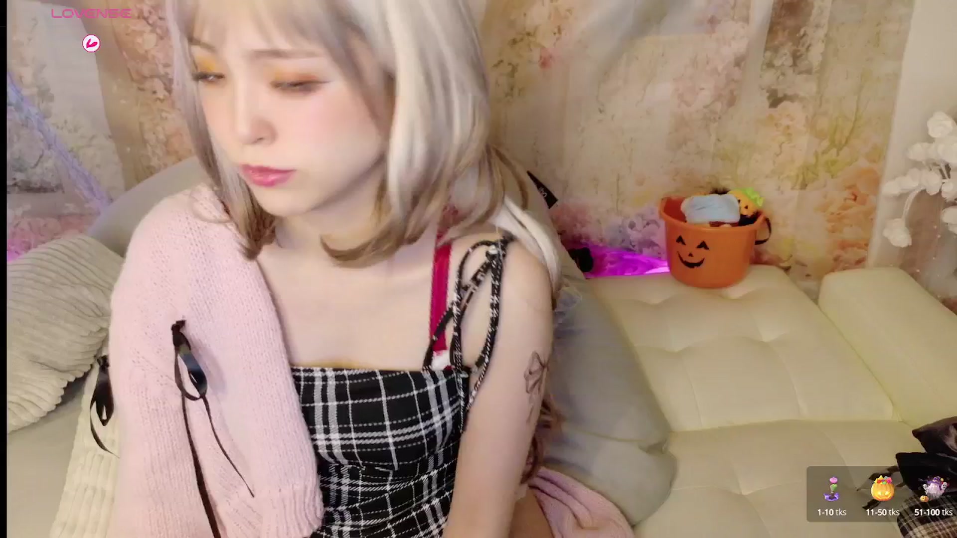 Gallery image thumbnail from Tsu_mu_gi_526's myfreecams stream on, 10/16/2025, 17:42 image 4 of 20