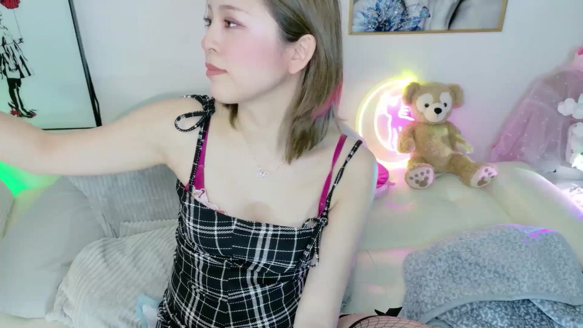 Gallery image thumbnail from Tsu_mu_gi_526's myfreecams stream on, 04/22/2026, 15:46 image 13 of 20