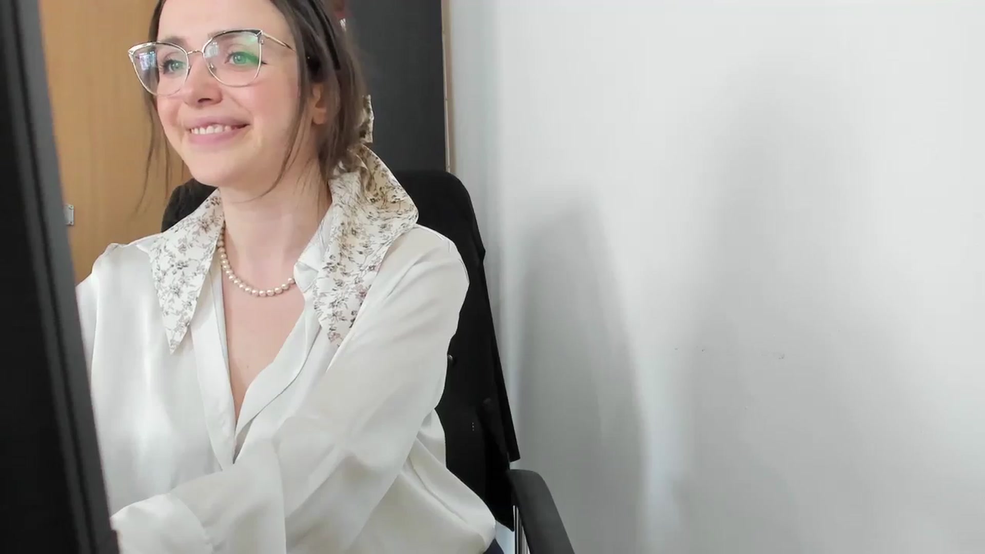 Gallery image thumbnail from Twinkle_Fire's myfreecams stream on, 04/15/2024, 13:01 image 16 of 20