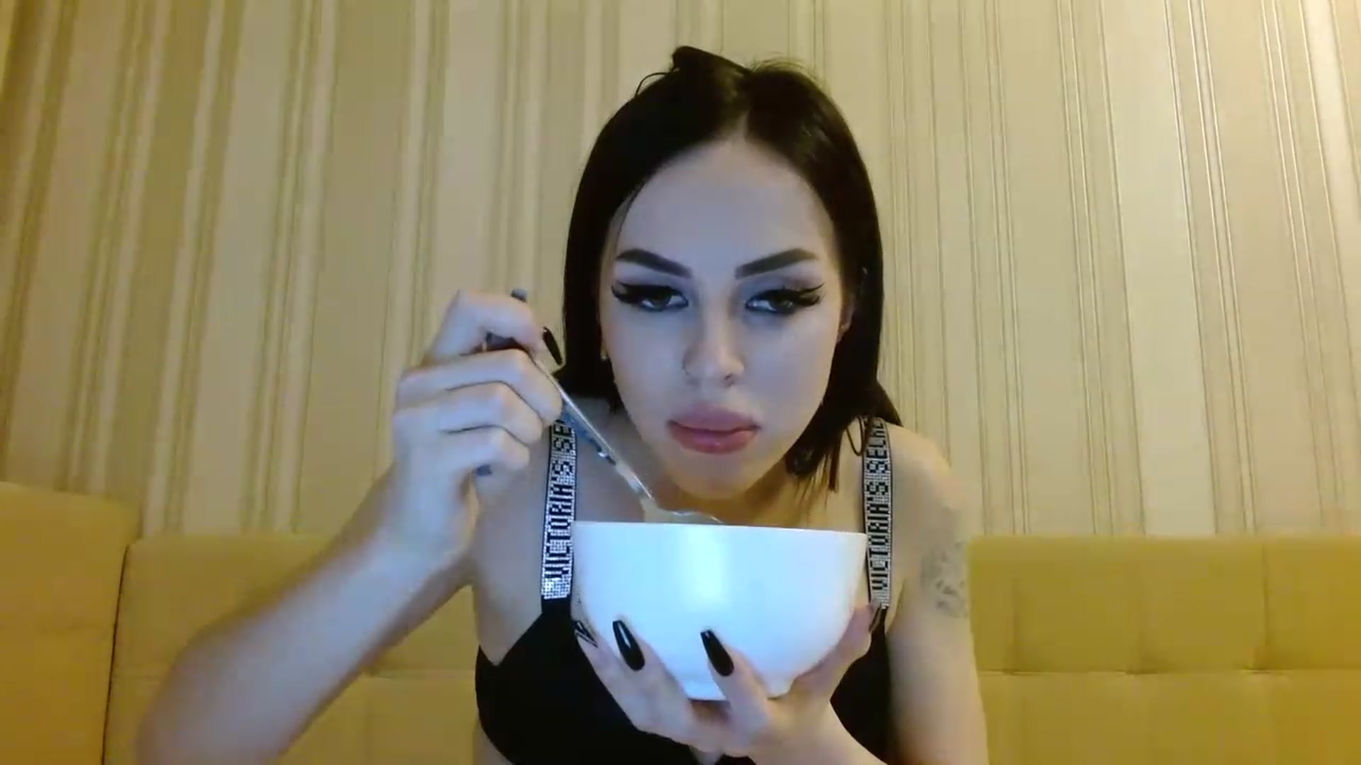 Gallery image thumbnail from UGLYGIRL_'s myfreecams stream on, 02/07/2023, 20:32 image 8 of 20