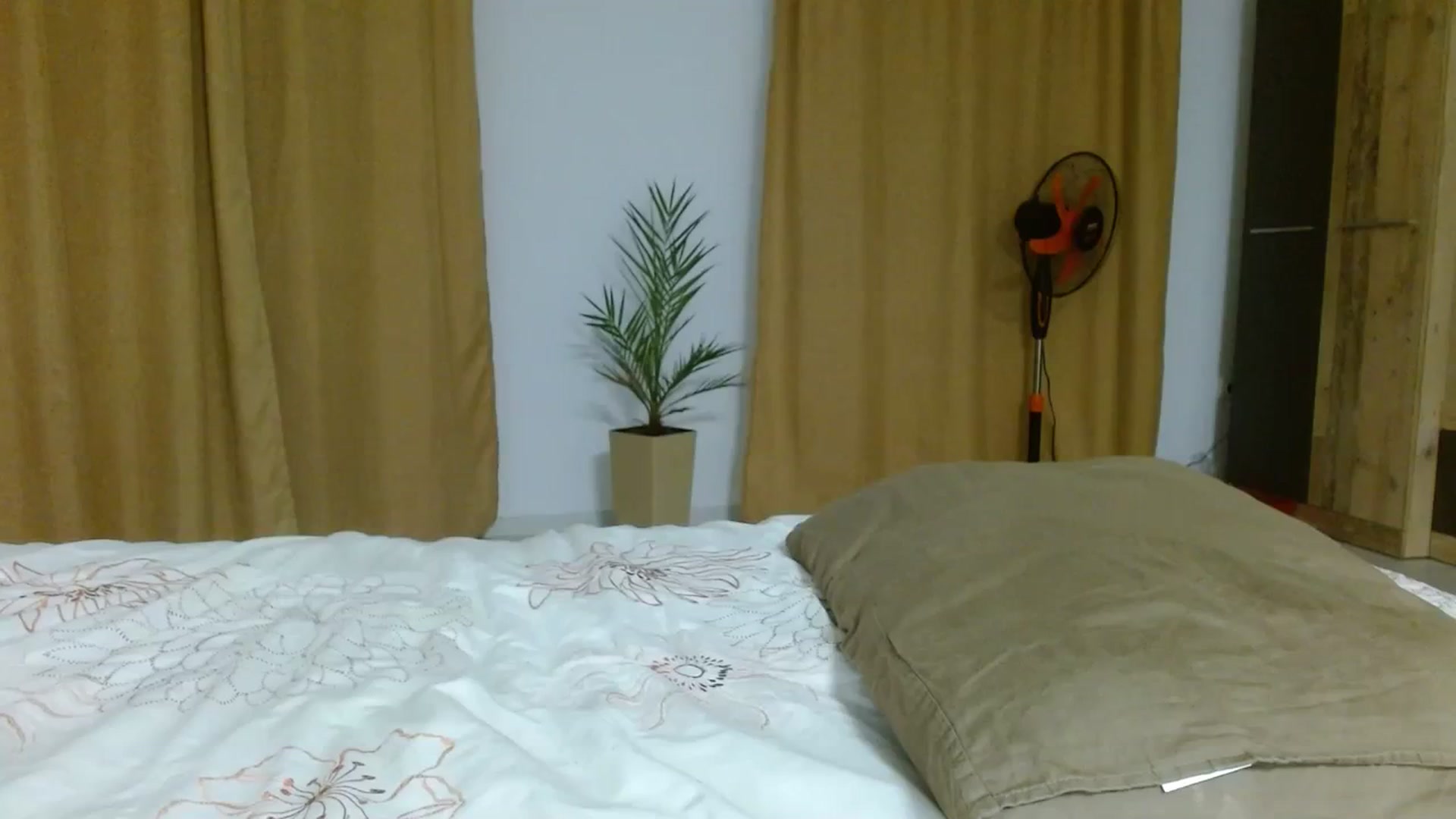 Gallery image thumbnail from UGLYGIRL_'s myfreecams stream on, 09/23/2023, 18:27 image 6 of 20