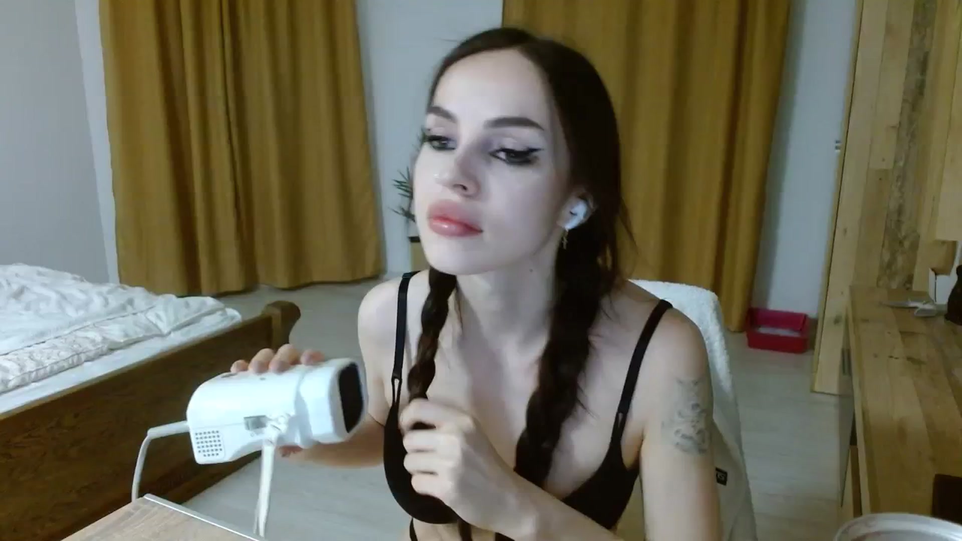 Gallery image thumbnail from UGLYGIRL_'s myfreecams stream on, 09/25/2023, 17:31 image 12 of 20