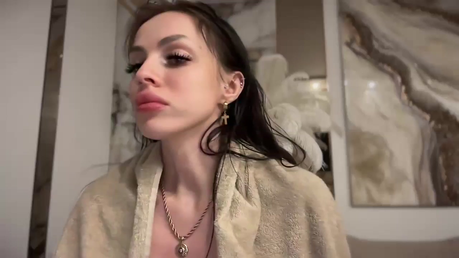 Gallery image thumbnail from UGLYGIRL_'s myfreecams stream on, 11/13/2024, 16:49 image 1 of 20