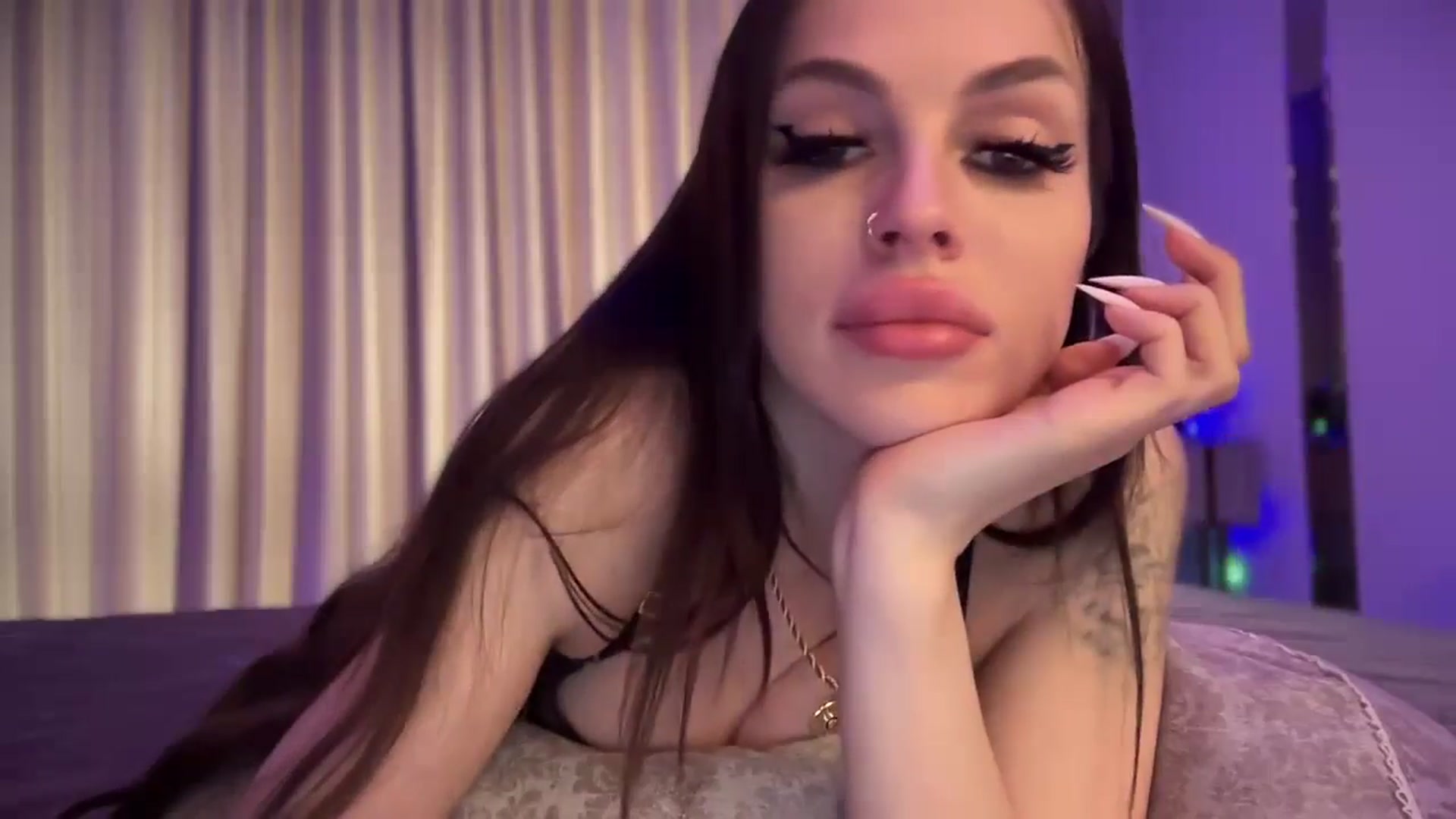Gallery image thumbnail from UGLYGIRL_'s myfreecams stream on, 11/16/2024, 08:20 image 2 of 20