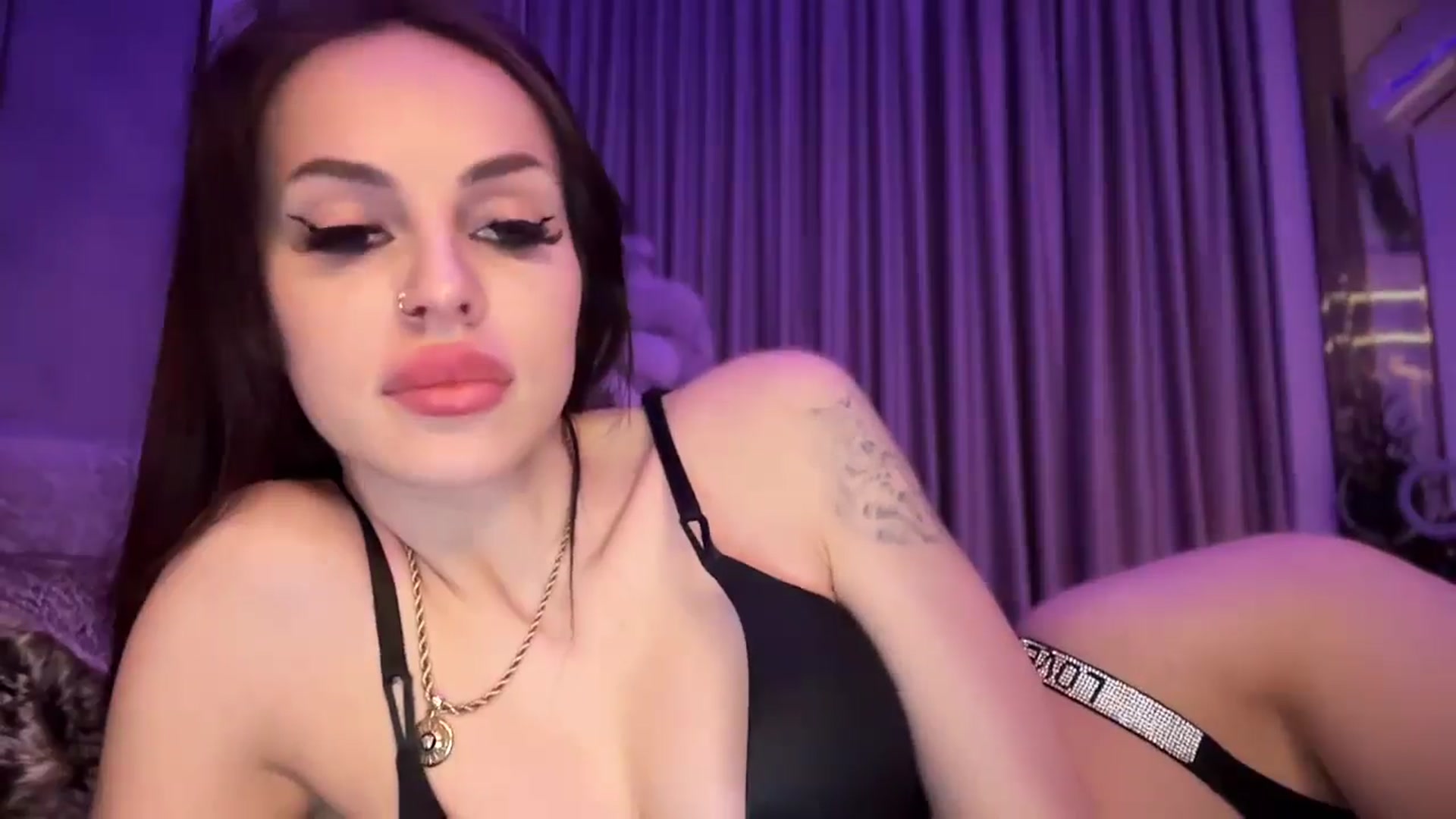 Gallery image thumbnail from UGLYGIRL_'s myfreecams stream on, 12/11/2024, 03:16 image 8 of 20