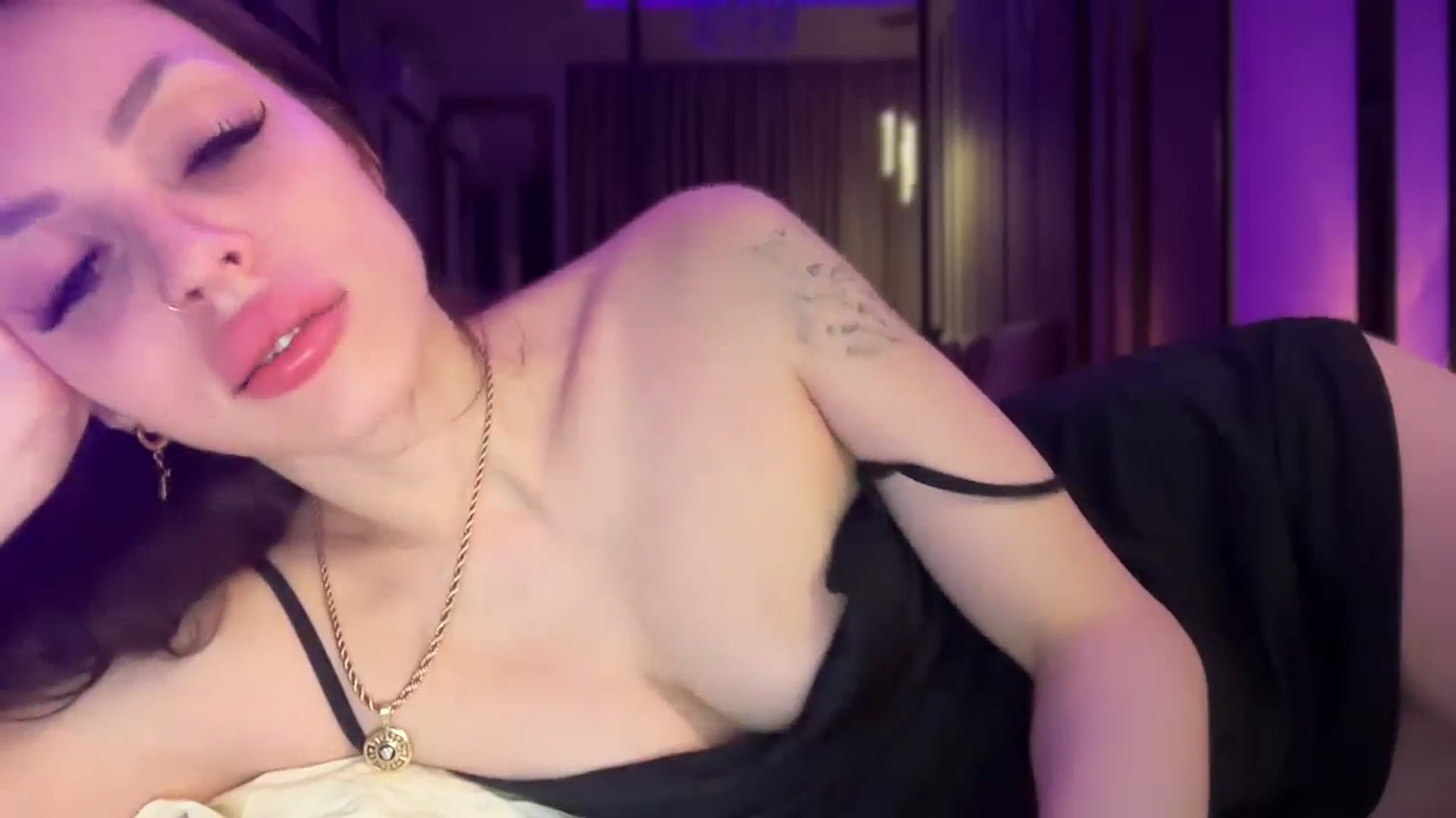 Gallery image thumbnail from UGLYGIRL_'s myfreecams stream on, 06/13/2025, 24:52 image 10 of 20