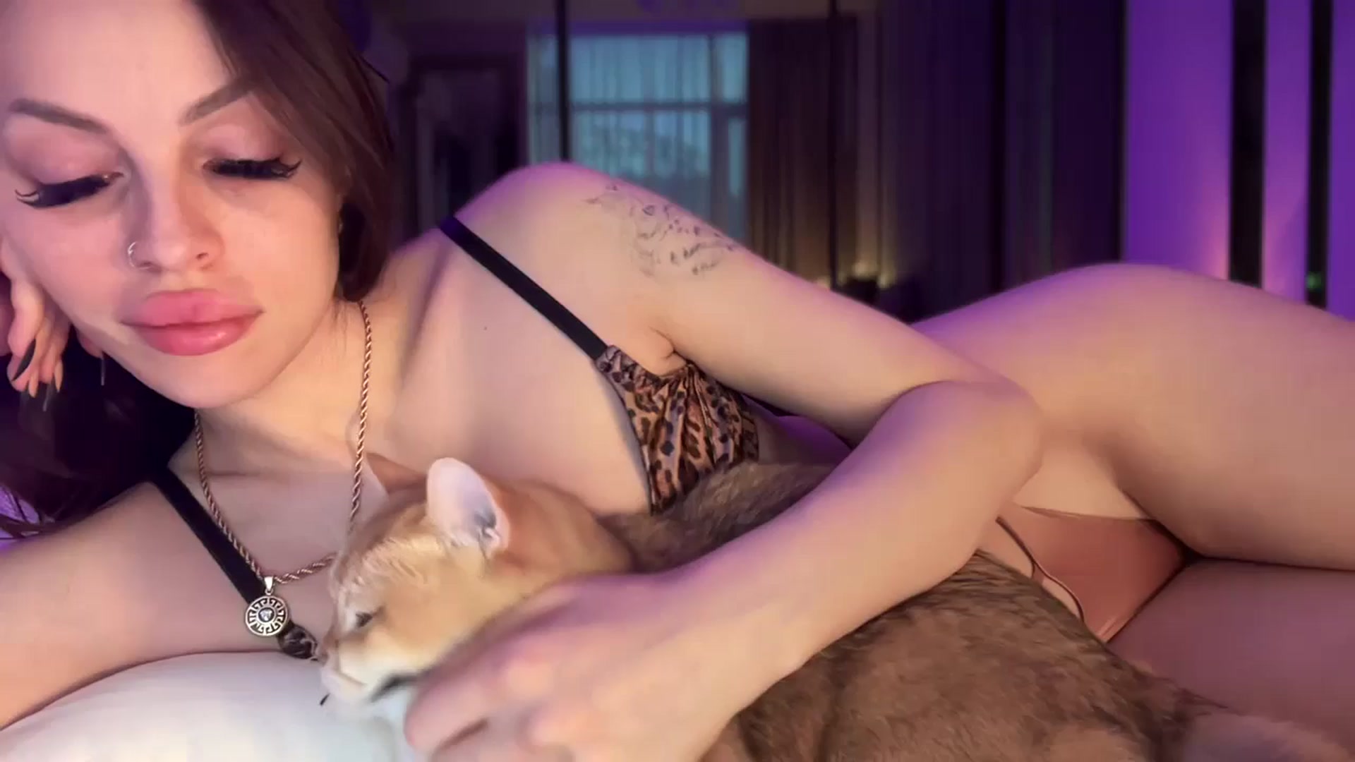 Gallery image thumbnail from UGLYGIRL_'s myfreecams stream on, 06/18/2025, 01:53 image 17 of 20