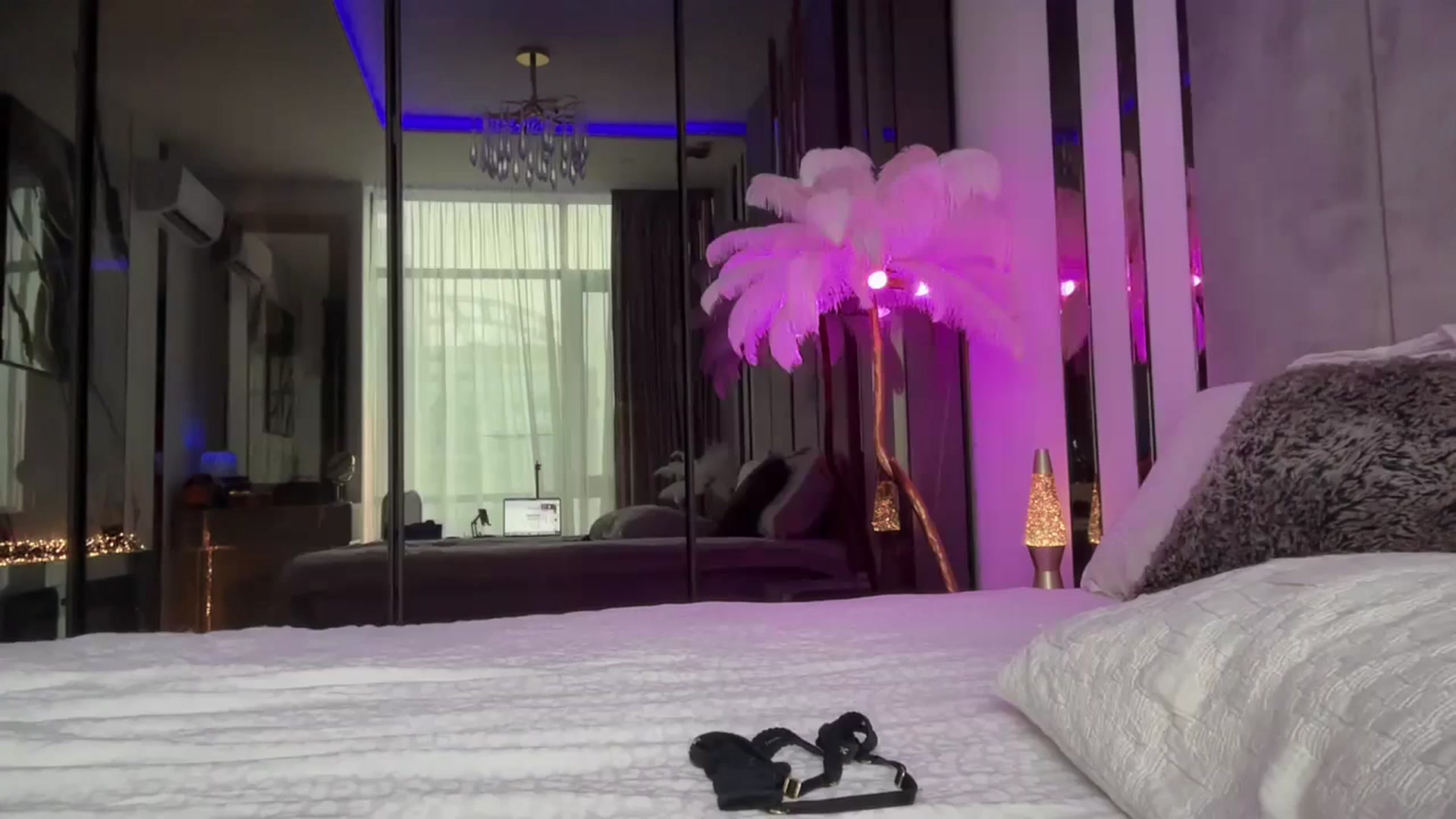 Gallery image thumbnail from UGLYGIRL_'s myfreecams stream on, 12/18/2025, 09:35 image 15 of 20