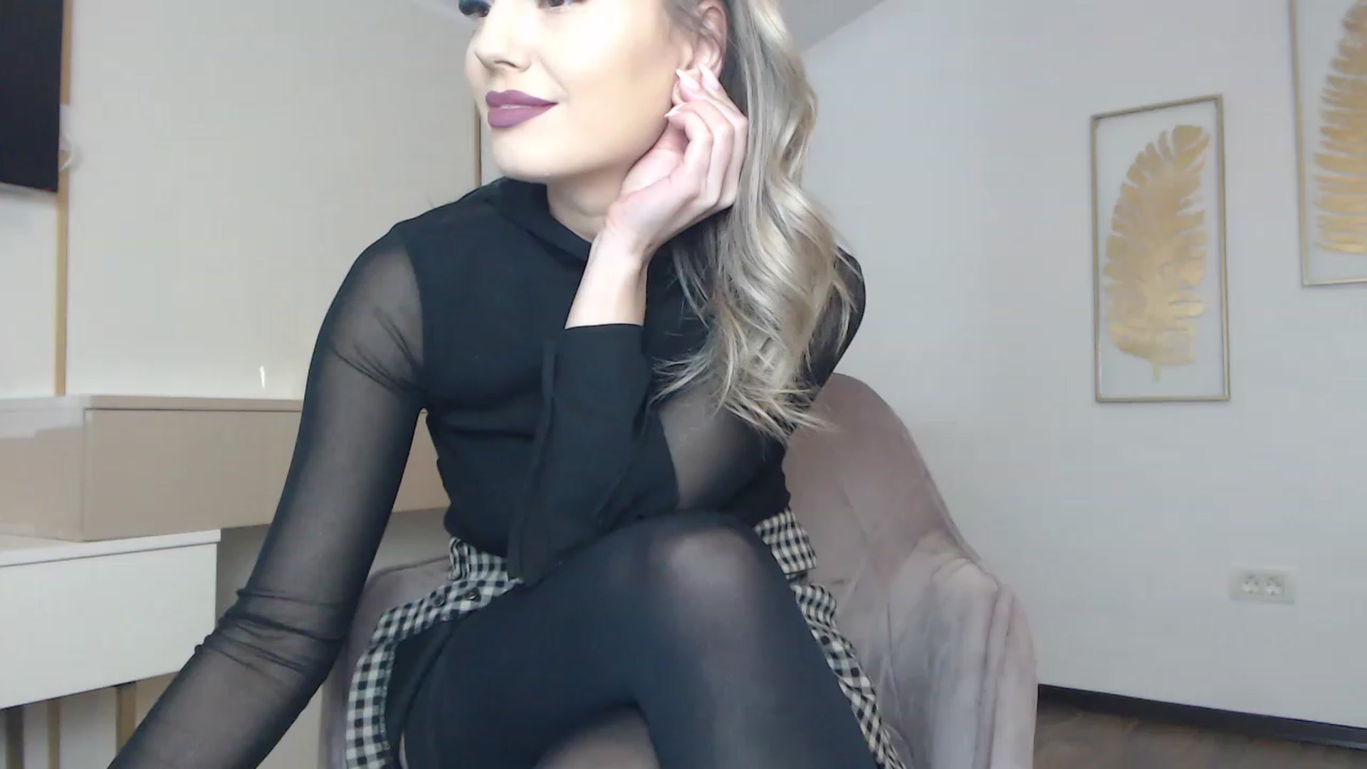 Gallery image thumbnail from UR_wet_DESIRE's myfreecams stream on, 12/08/2022, 16:11 image 1 of 20