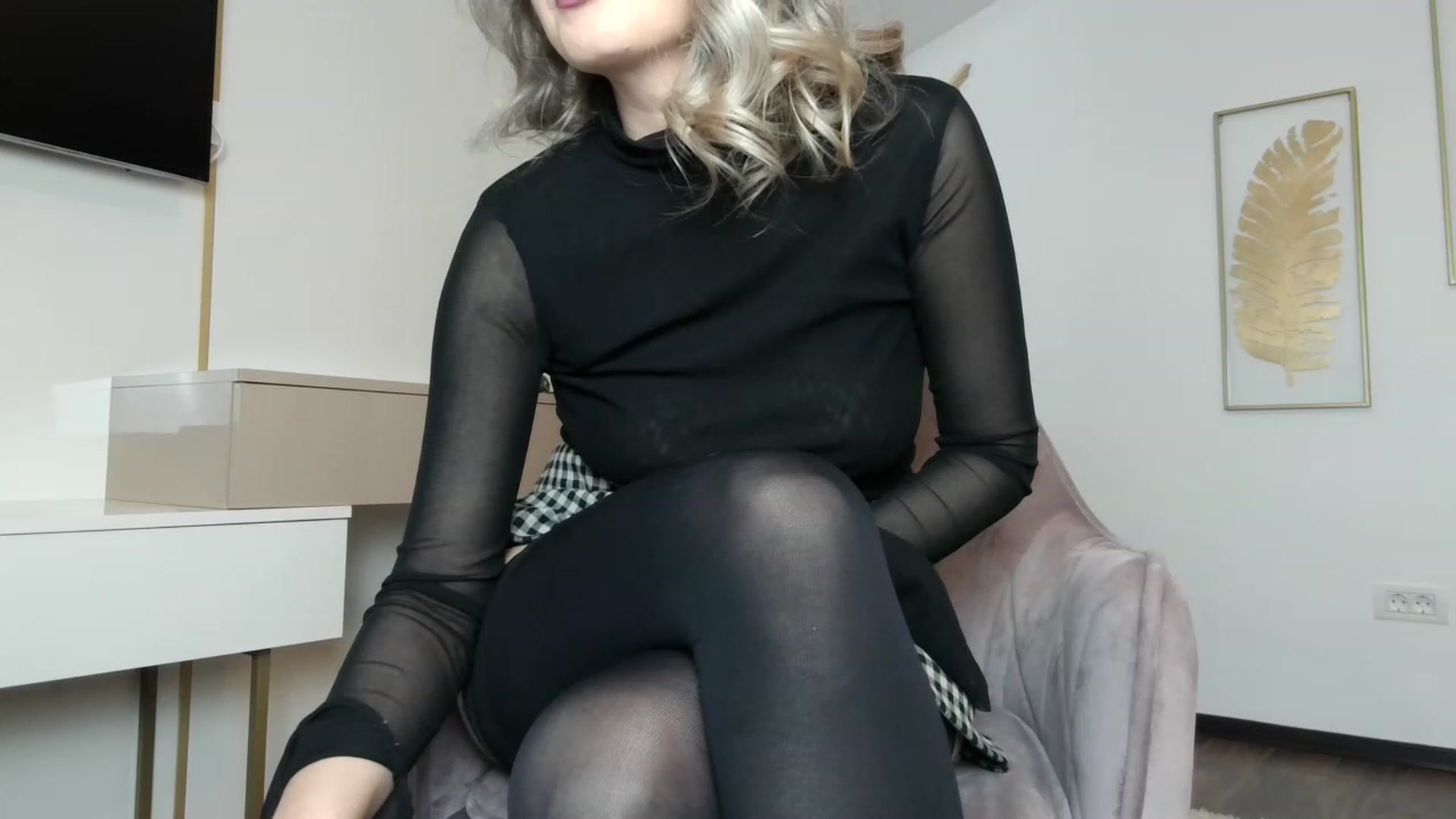 Gallery image thumbnail from UR_wet_DESIRE's myfreecams stream on, 12/12/2022, 18:25 image 6 of 20