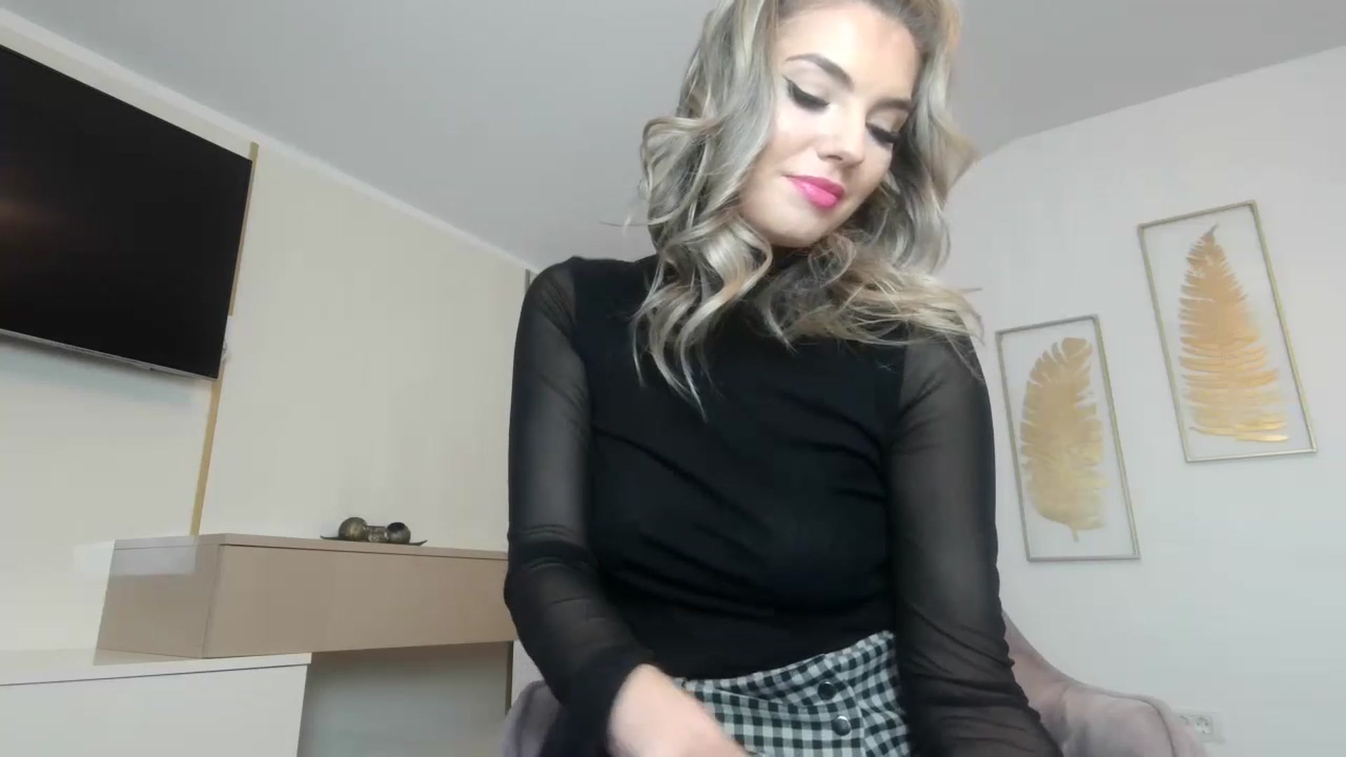 Gallery image thumbnail from UR_wet_DESIRE's myfreecams stream on, 01/04/2023, 17:32 image 16 of 20