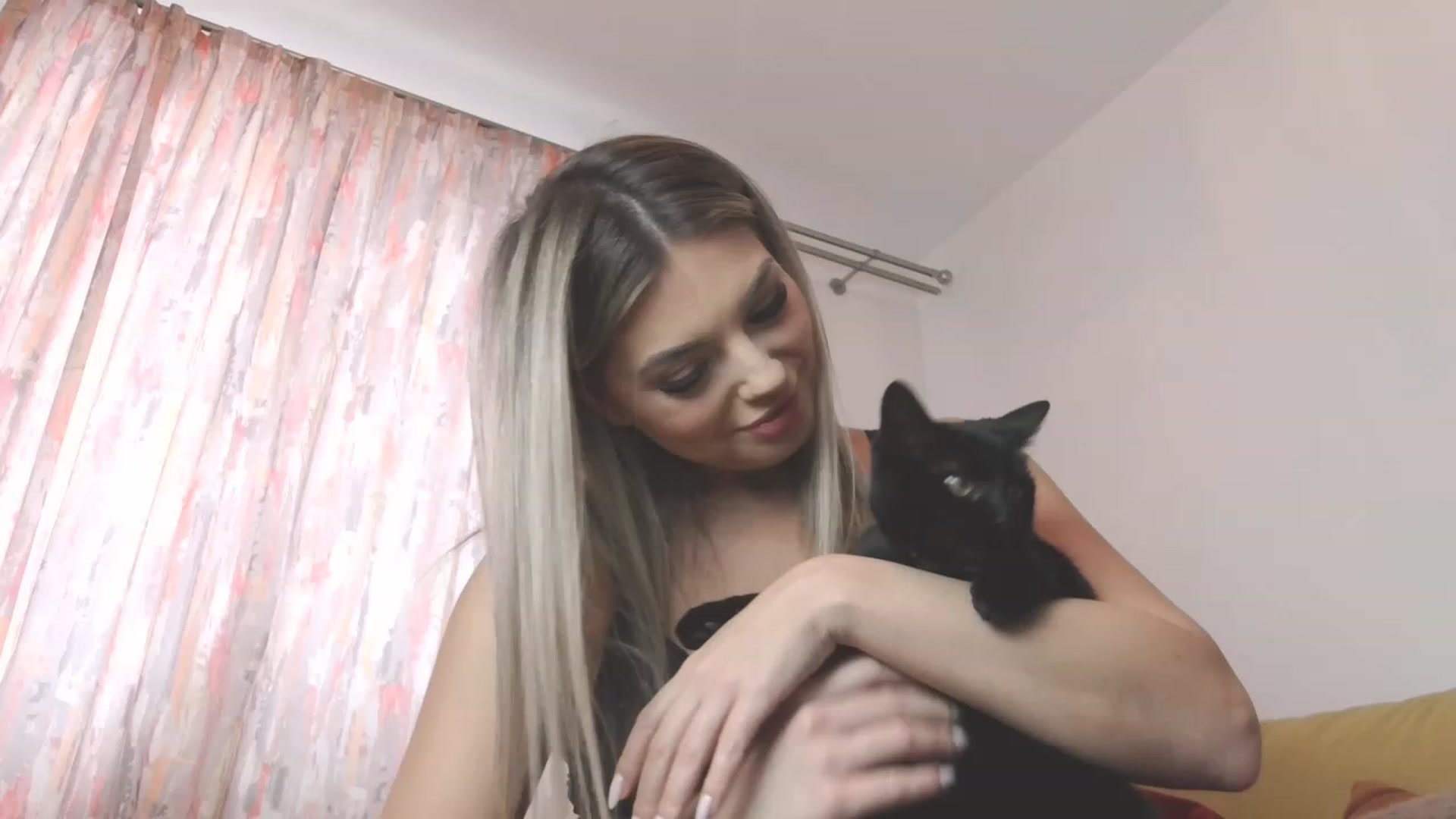 Gallery image thumbnail from UR_wet_DESIRE's myfreecams stream on, 12/08/2023, 08:09 image 7 of 20