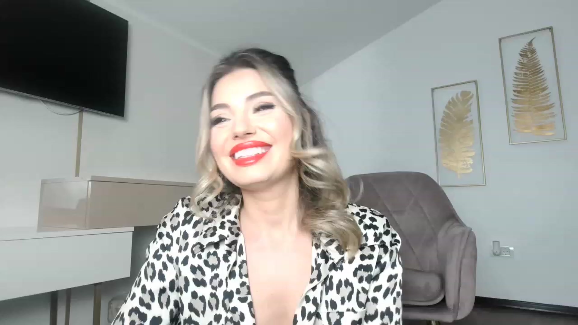 Gallery image thumbnail from UR_wet_DESIRE's myfreecams stream on, 03/04/2024, 17:45 image 15 of 20