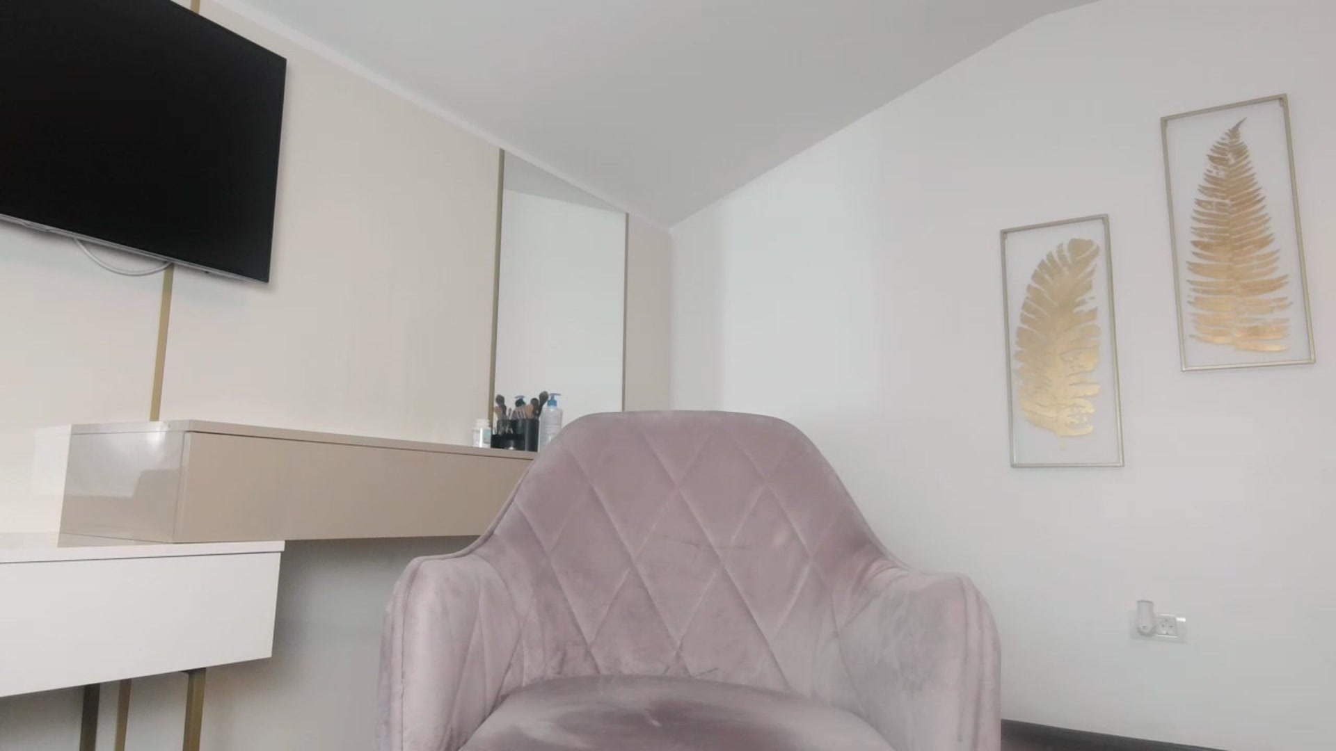 Gallery image thumbnail from UR_wet_DESIRE's myfreecams stream on, 03/12/2024, 07:11 image 20 of 20