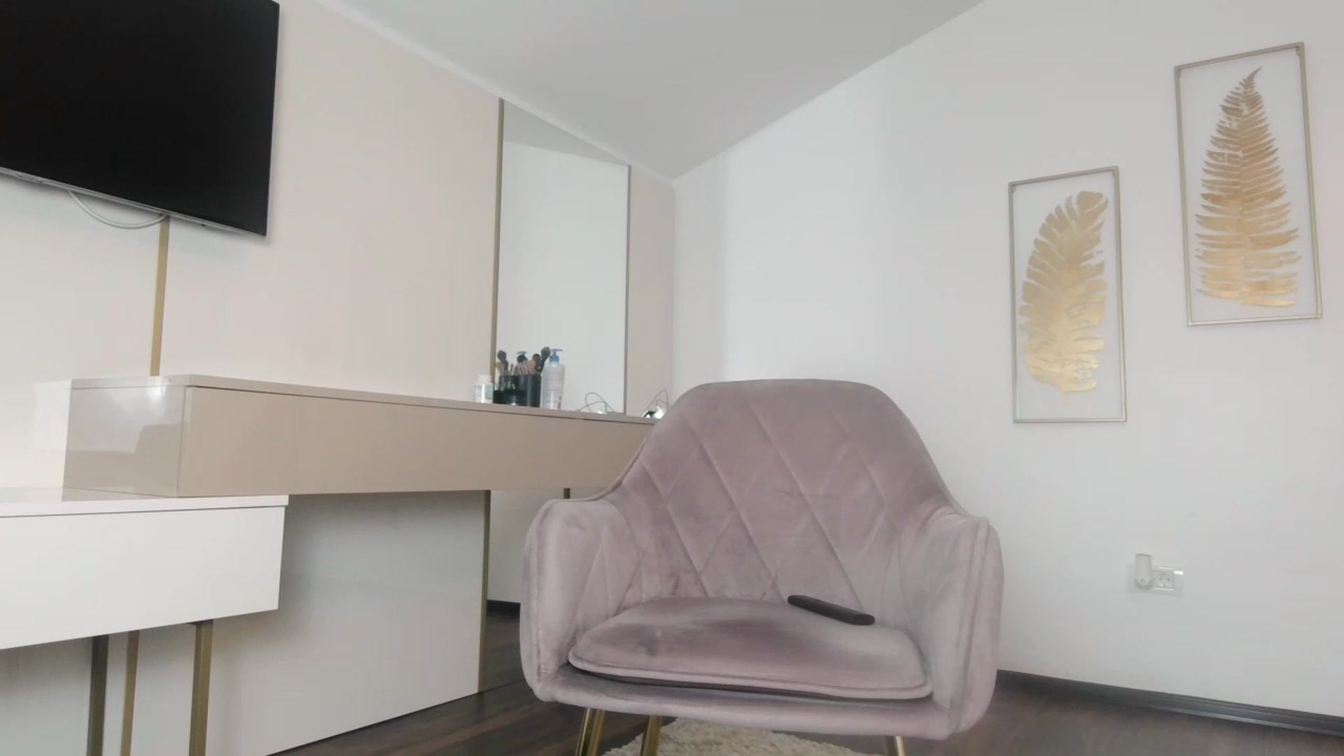 Gallery image thumbnail from UR_wet_DESIRE's myfreecams stream on, 03/12/2024, 07:11 image 17 of 20