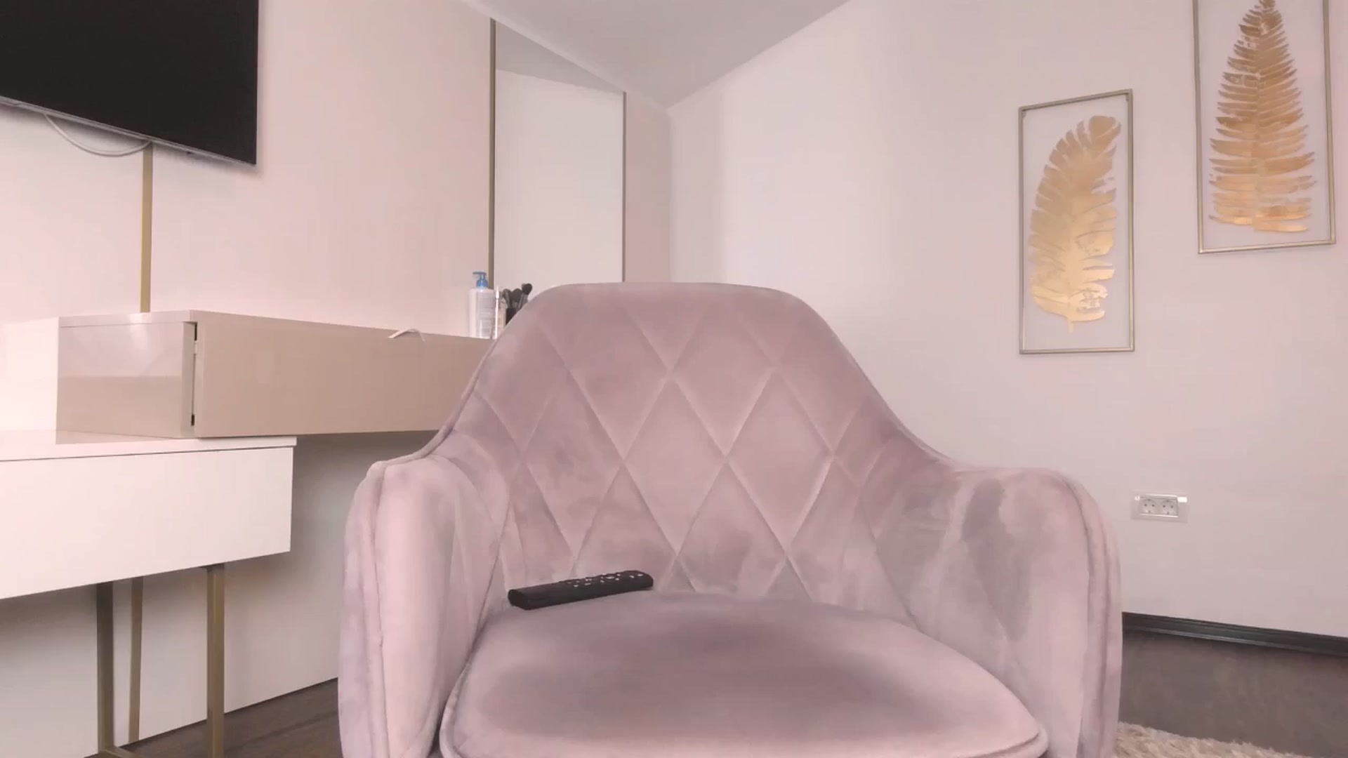 Gallery image thumbnail from UR_wet_DESIRE's myfreecams stream on, 04/22/2024, 14:35 image 10 of 20