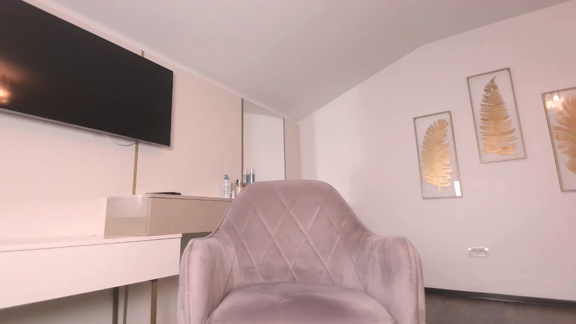 Gallery image thumbnail from UR_wet_DESIRE's myfreecams stream on, 05/06/2024, 17:04 image 3 of 20