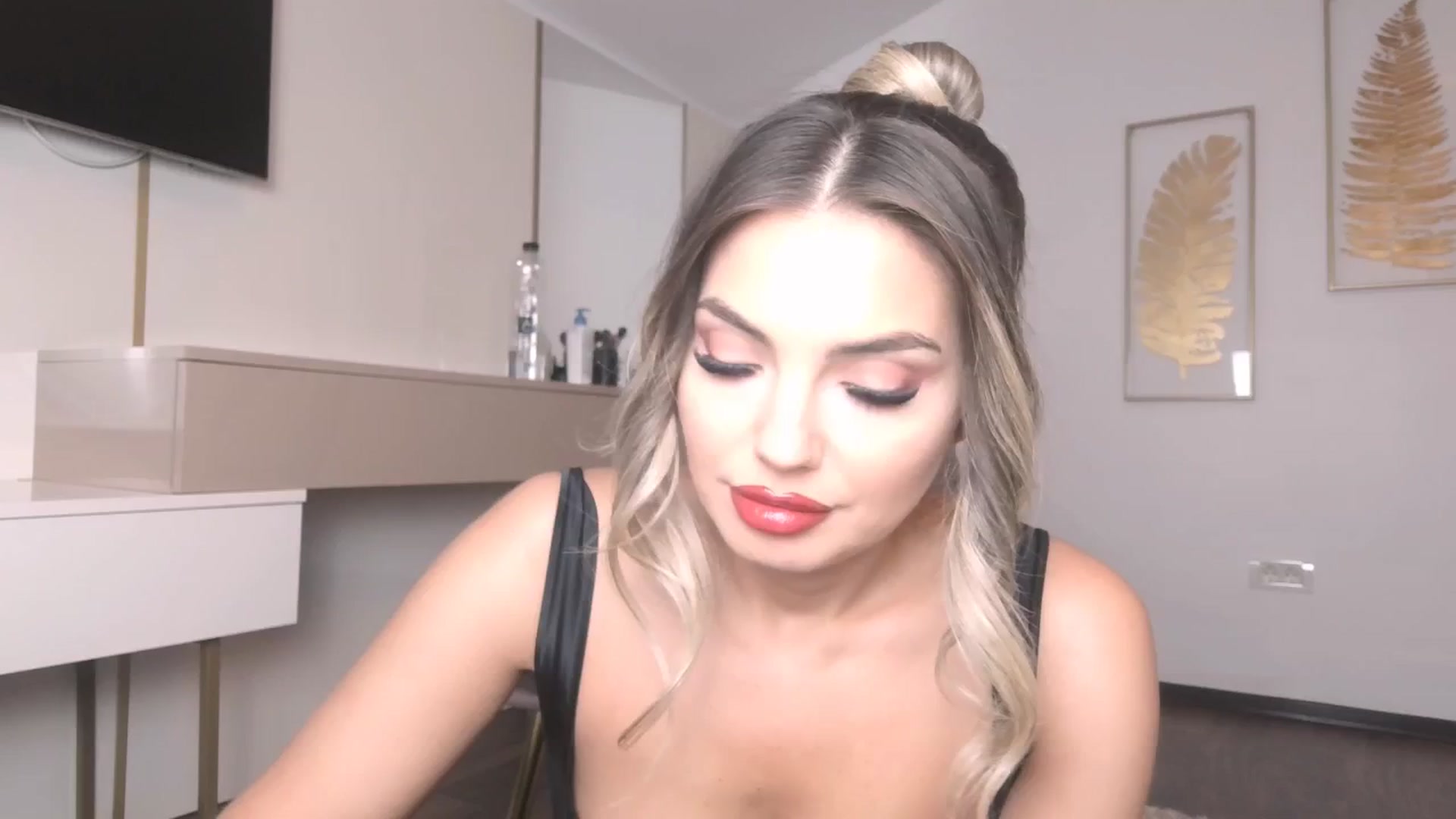 Gallery image thumbnail from UR_wet_DESIRE's myfreecams stream on, 05/15/2024, 14:25 image 4 of 20