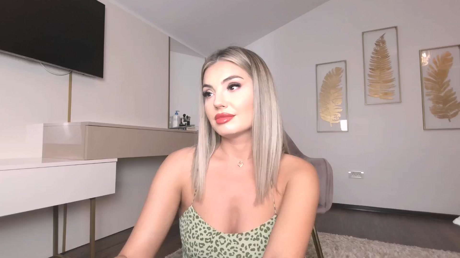 Gallery image thumbnail from UR_wet_DESIRE's myfreecams stream on, 06/12/2024, 16:53 image 2 of 20
