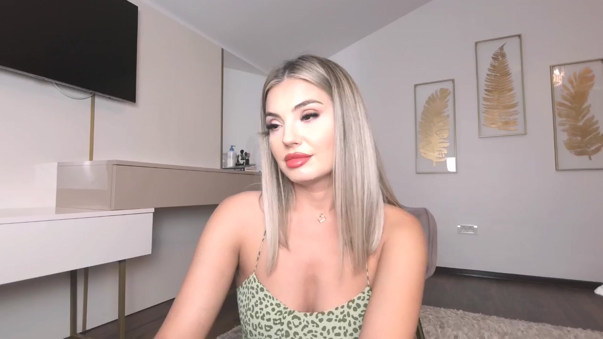 Gallery image thumbnail from UR_wet_DESIRE's myfreecams stream on, 06/12/2024, 16:53 image 1 of 20