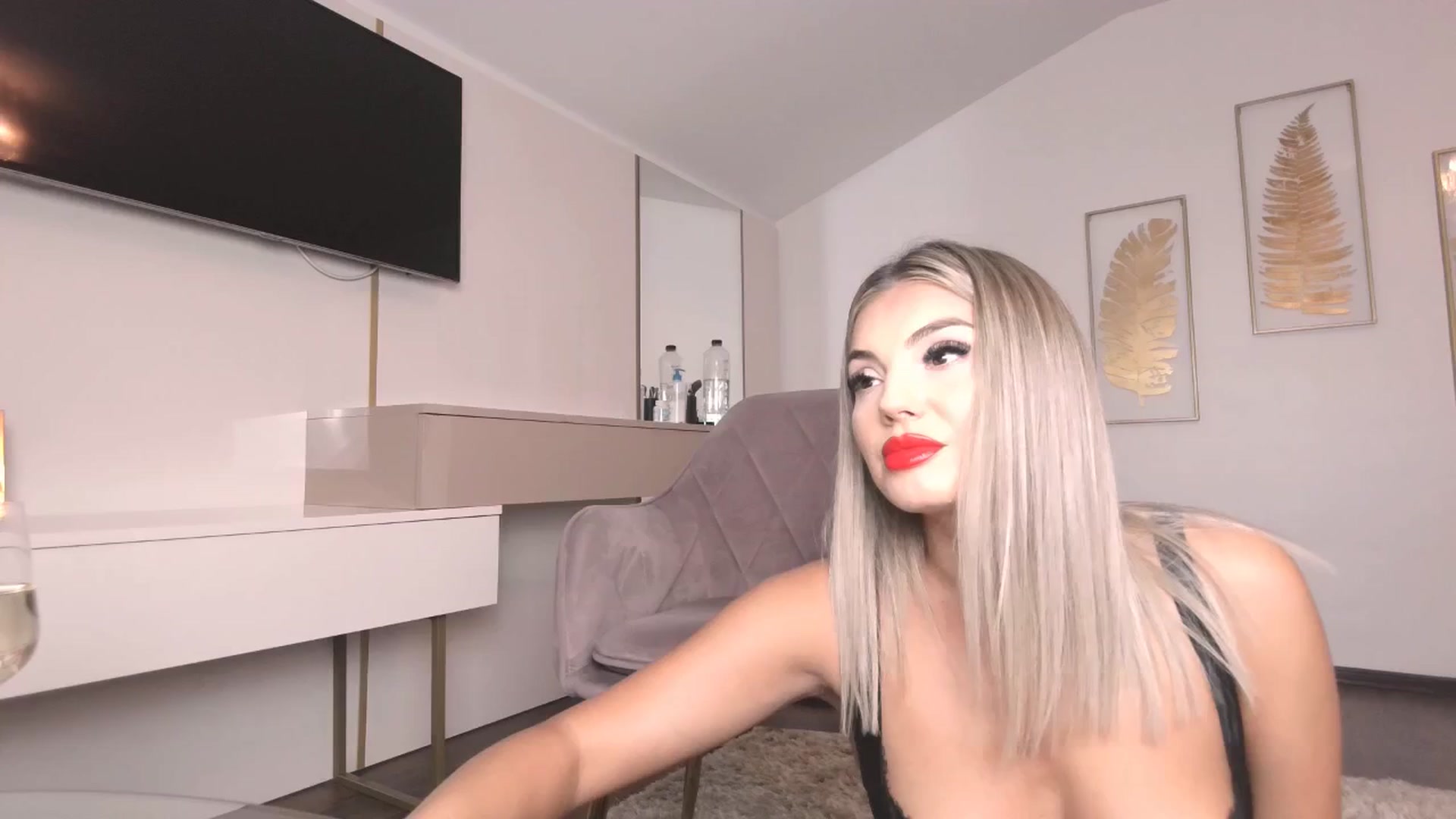 Gallery image thumbnail from UR_wet_DESIRE's myfreecams stream on, 06/18/2024, 13:37 image 20 of 20