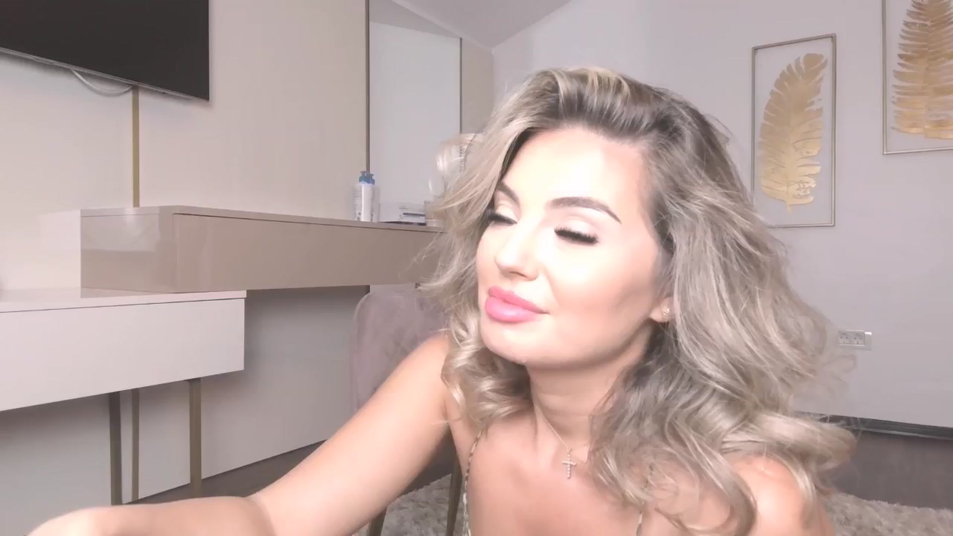 Gallery image thumbnail from UR_wet_DESIRE's myfreecams stream on, 08/01/2024, 15:00 image 17 of 20