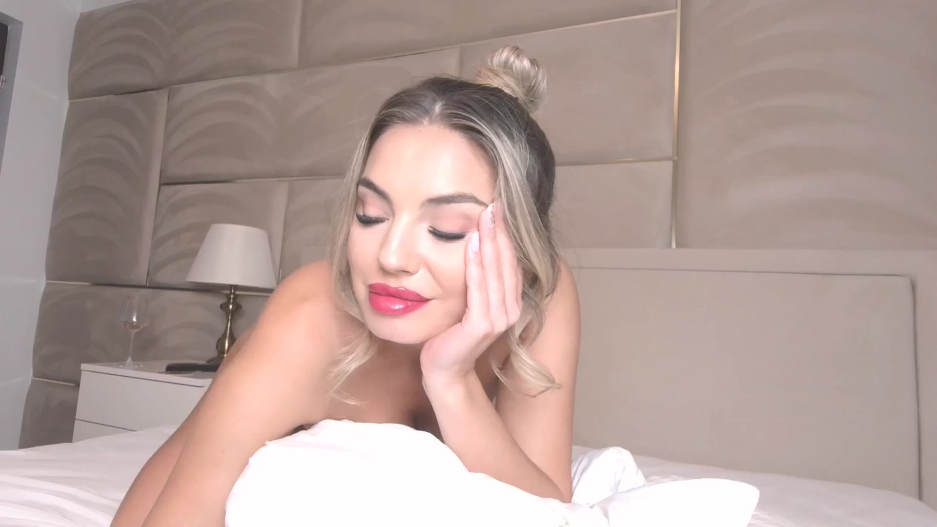 Gallery image thumbnail from UR_wet_DESIRE's myfreecams stream on, 09/20/2024, 18:00 image 19 of 20