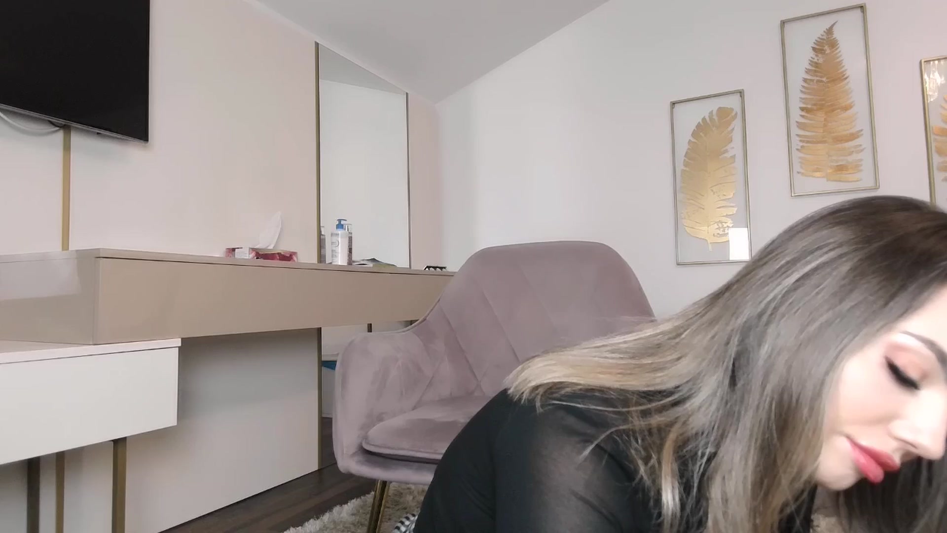 Gallery image thumbnail from UR_wet_DESIRE's myfreecams stream on, 04/01/2025, 17:04 image 16 of 20