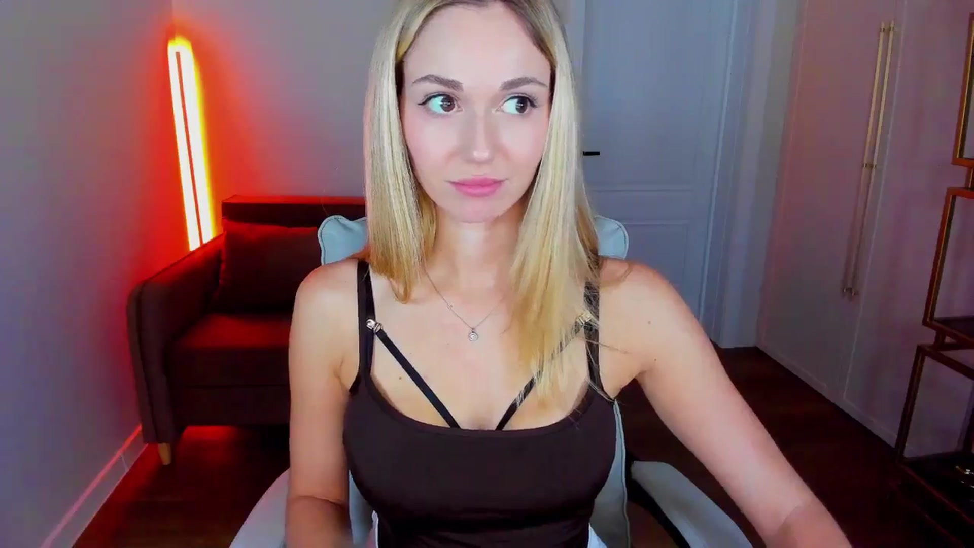 Gallery image thumbnail from UniiqueMilana's myfreecams stream on, 09/19/2024, 14:12 image 6 of 20