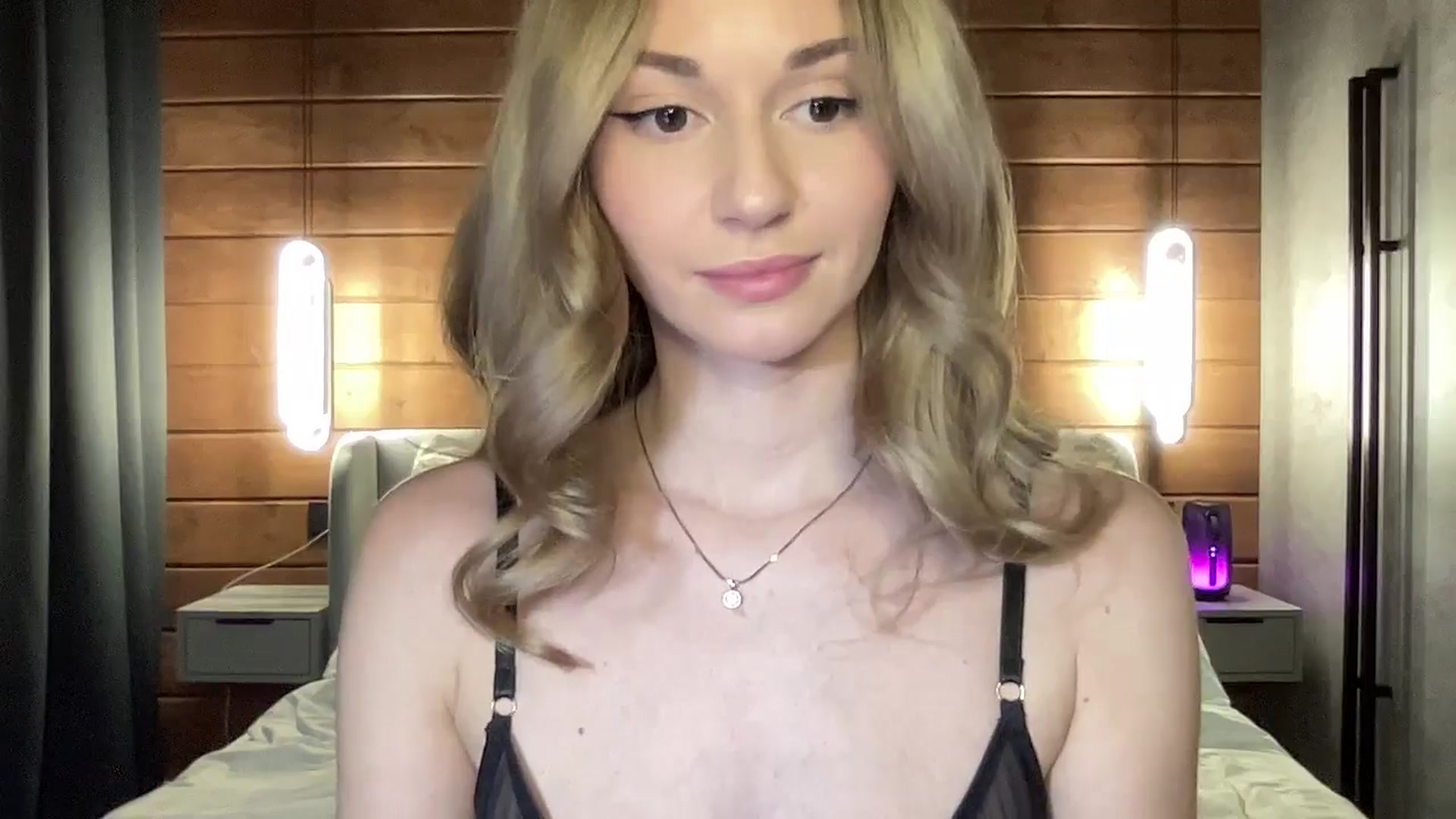 Gallery image thumbnail from UniiqueMilana's myfreecams stream on, 12/14/2024, 15:17 image 2 of 20