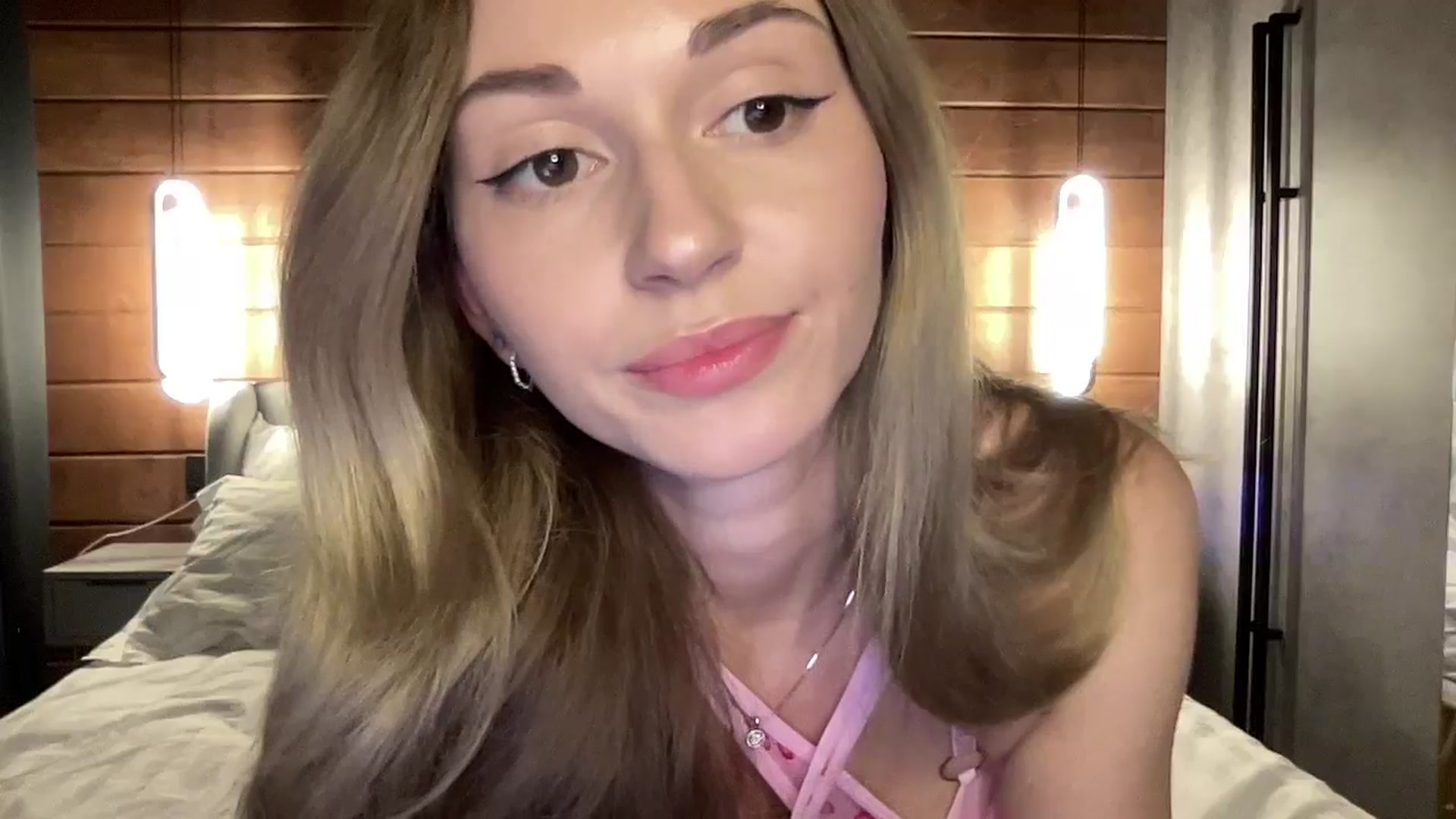 Gallery image thumbnail from UniiqueMilana's myfreecams stream on, 05/28/2025, 15:44 image 16 of 20