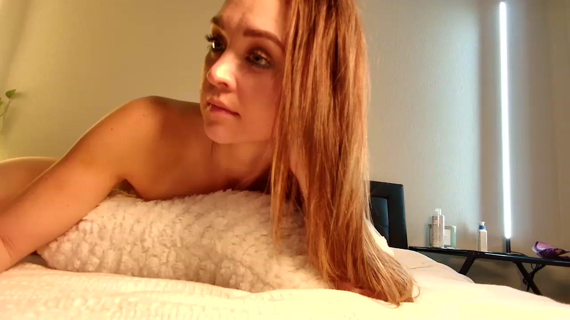 Gallery image thumbnail from UniqueAnita1's myfreecams stream on, 12/12/2022, 06:15 image 12 of 20
