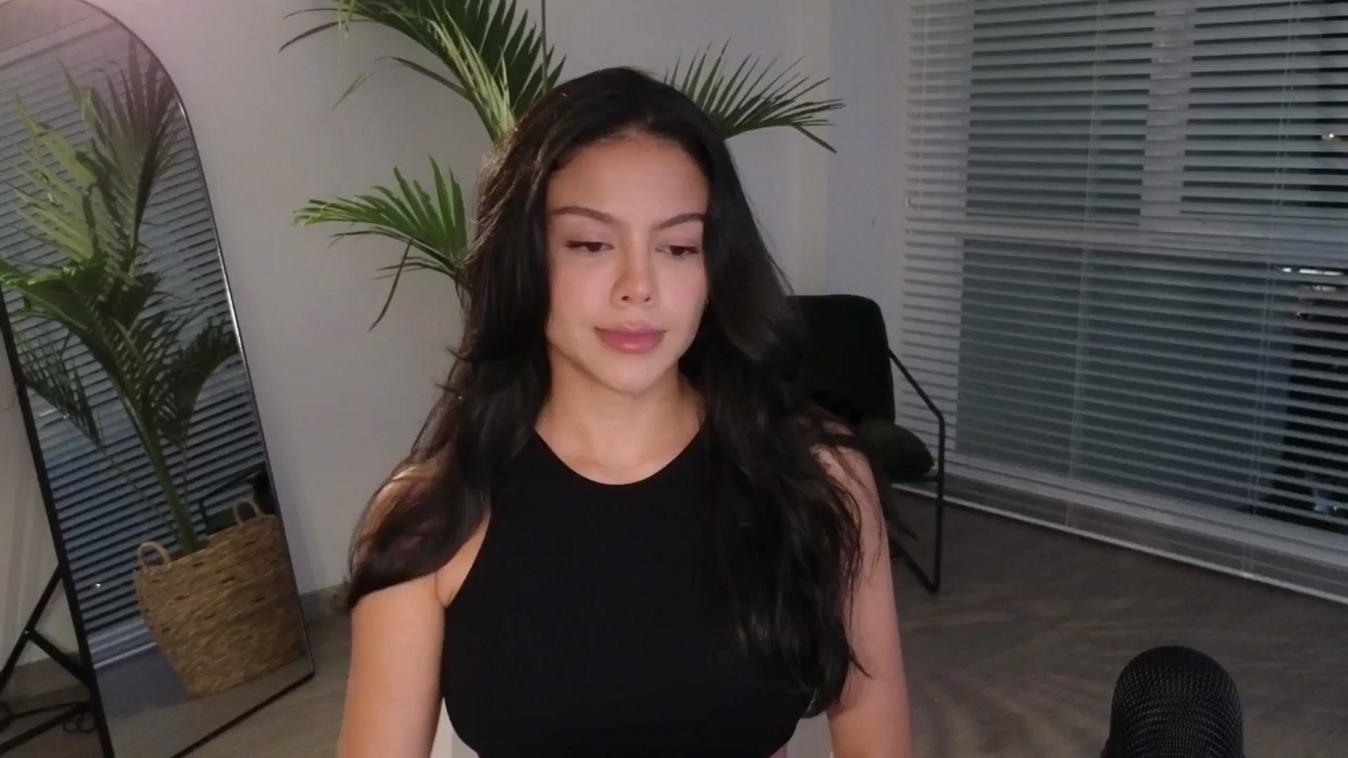 Gallery image thumbnail from UnperfectK's myfreecams stream on, 03/19/2025, 01:37 image 18 of 20
