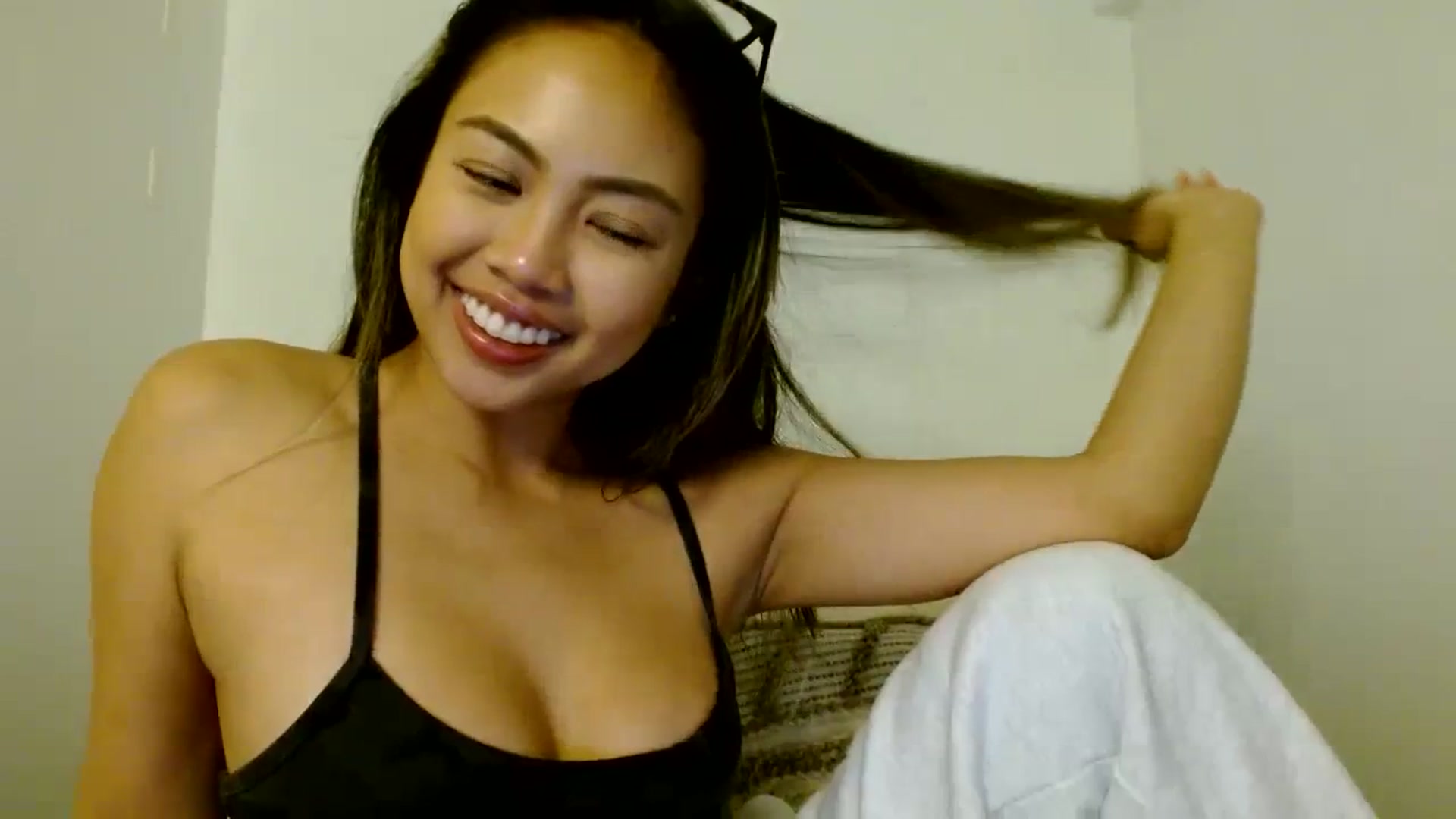 Gallery image thumbnail from UrBabyGirl's myfreecams stream on, 01/03/2024, 05:05 image 6 of 20