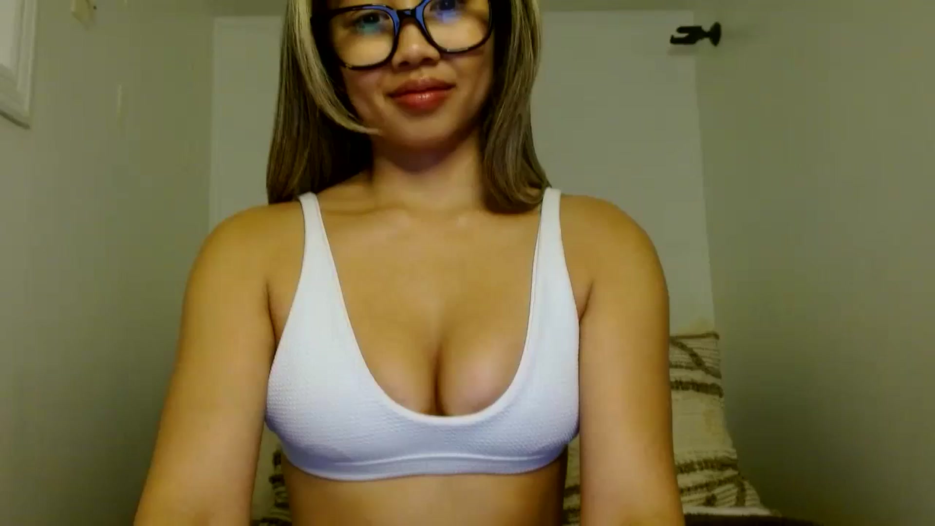 Gallery image thumbnail from UrBabyGirl's myfreecams stream on, 01/21/2024, 04:38 image 18 of 20