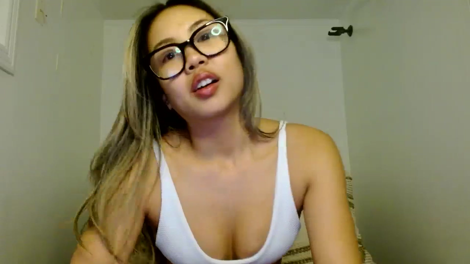 Gallery image thumbnail from UrBabyGirl's myfreecams stream on, 01/21/2024, 04:38 image 15 of 20
