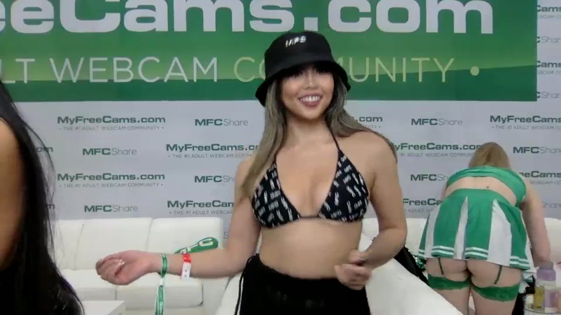 Gallery image thumbnail from UrBabyGirl's myfreecams stream on, 01/26/2024, 24:31 image 19 of 20