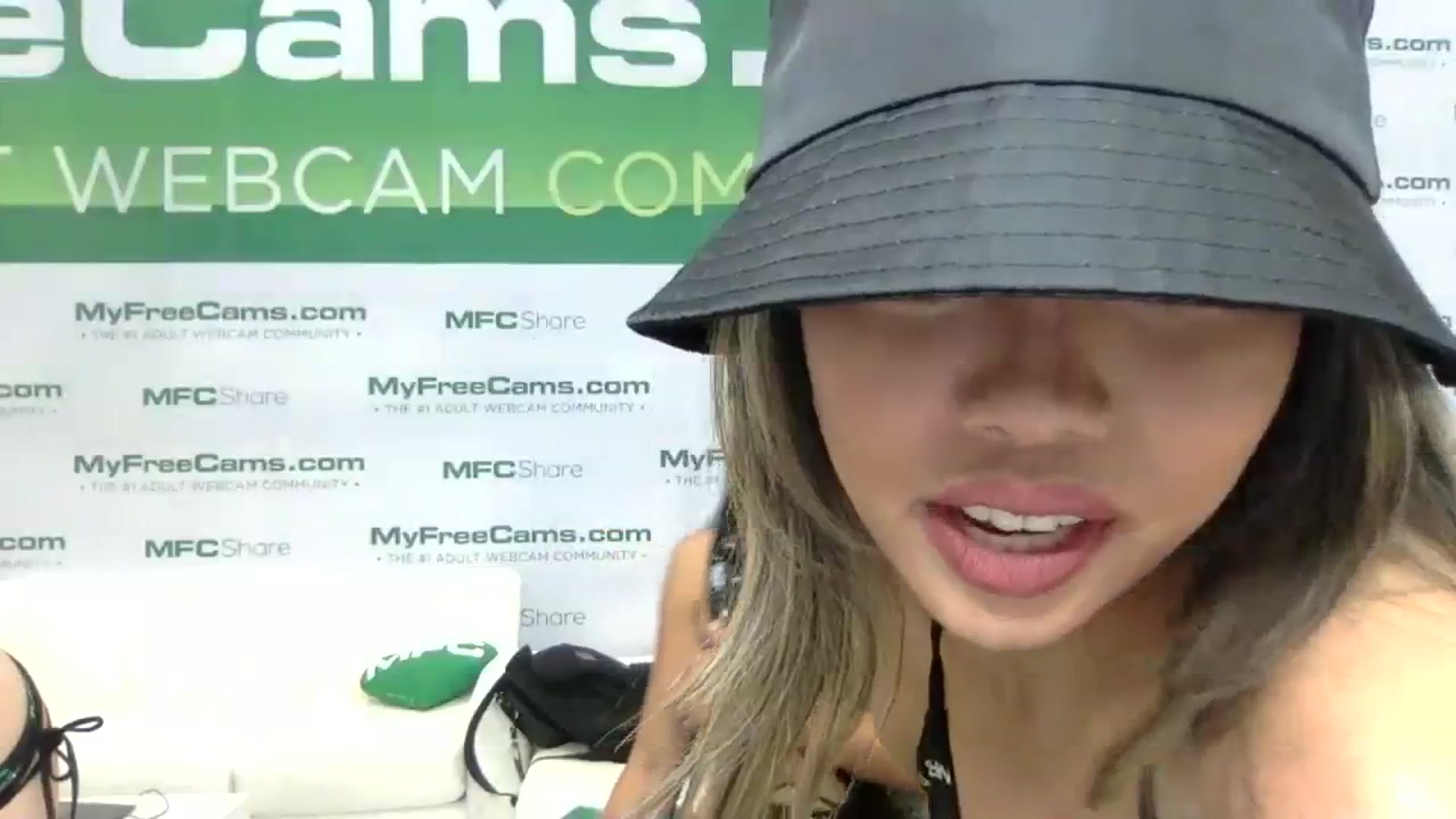 Gallery image thumbnail from UrBabyGirl's myfreecams stream on, 01/26/2024, 03:09 image 3 of 20