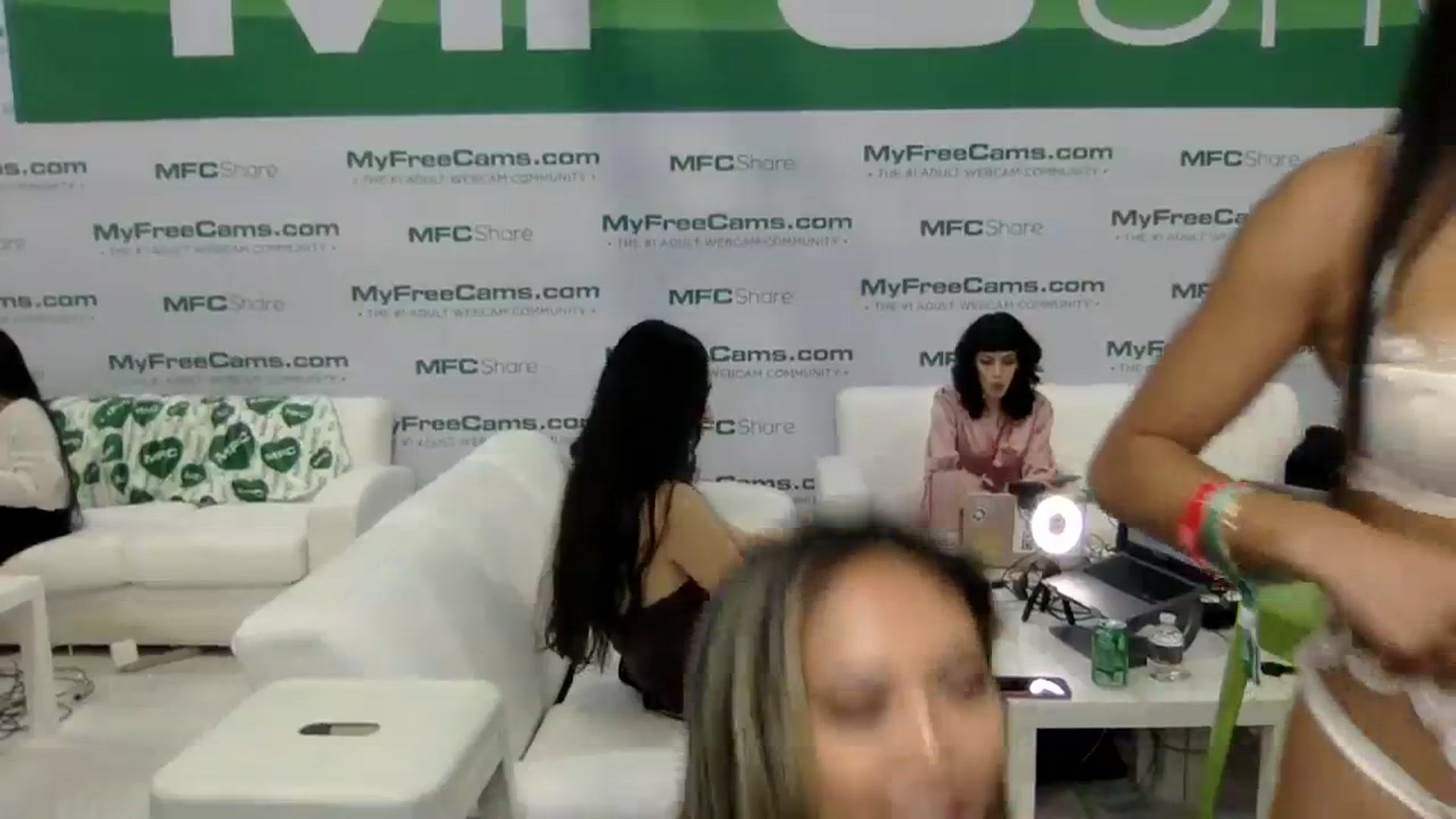 Gallery image thumbnail from UrBabyGirl's myfreecams stream on, 01/27/2024, 03:11 image 11 of 20