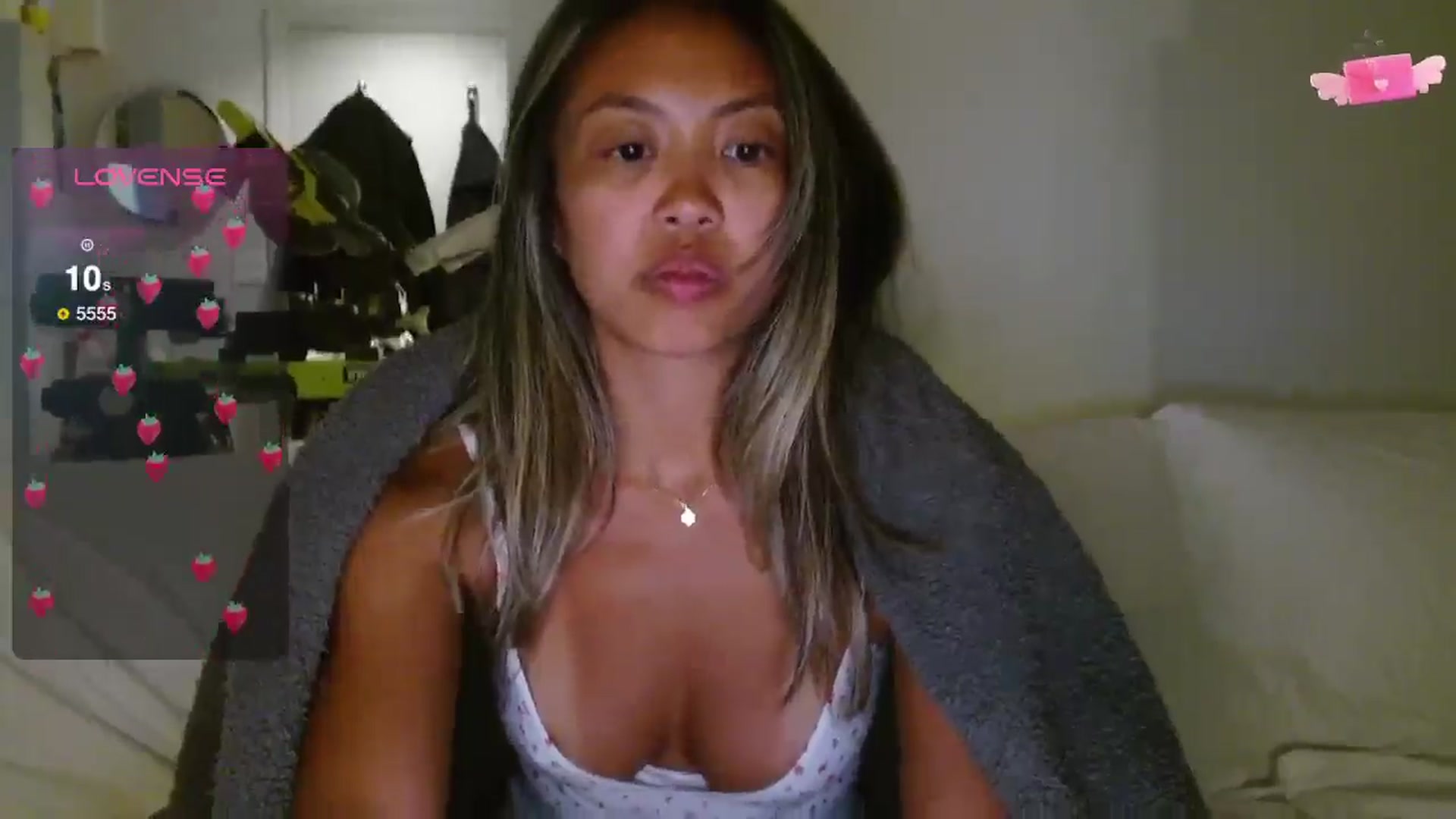Gallery image thumbnail from UrBabyGirl's myfreecams stream on, 05/26/2025, 05:29 image 9 of 20