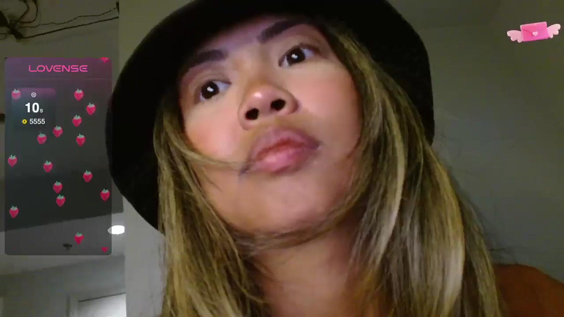 Gallery image thumbnail from UrBabyGirl's myfreecams stream on, 05/29/2025, 03:32 image 16 of 20