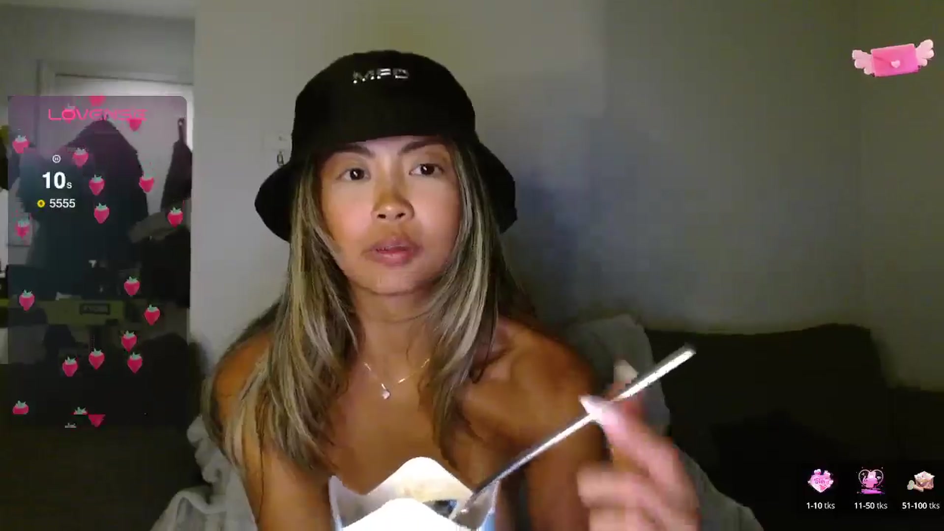 Gallery image thumbnail from UrBabyGirl's myfreecams stream on, 05/29/2025, 04:00 image 14 of 20