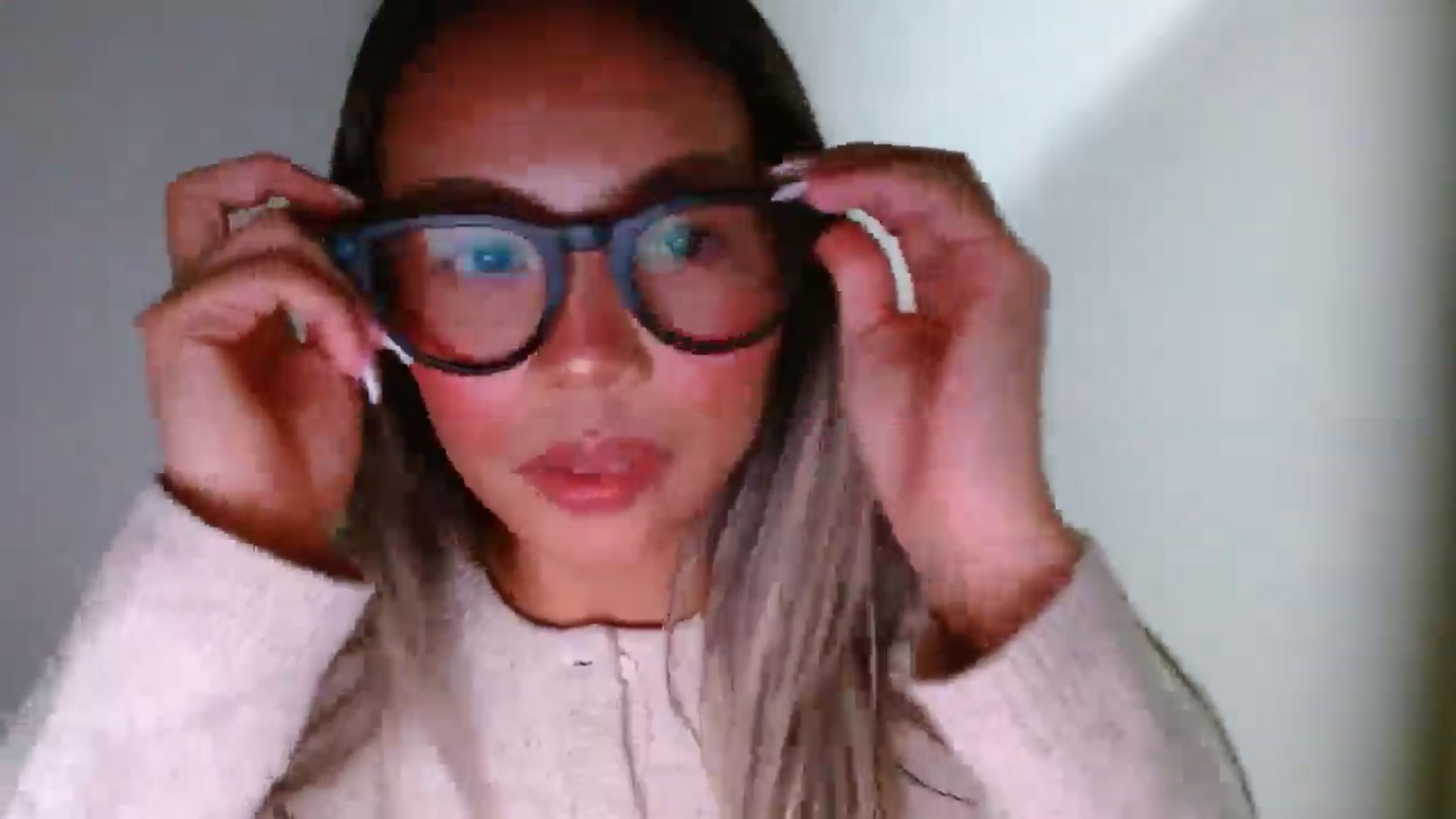 Gallery image thumbnail from UrBabyGirl's myfreecams stream on, 12/18/2025, 22:06 image 17 of 20