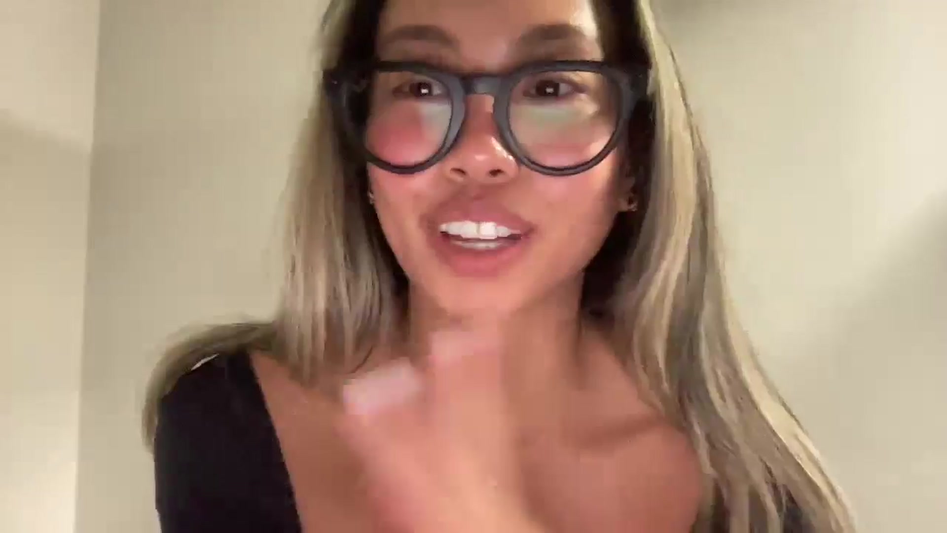 Gallery image thumbnail from UrBabyGirl's myfreecams stream on, 01/15/2026, 22:15 image 18 of 20