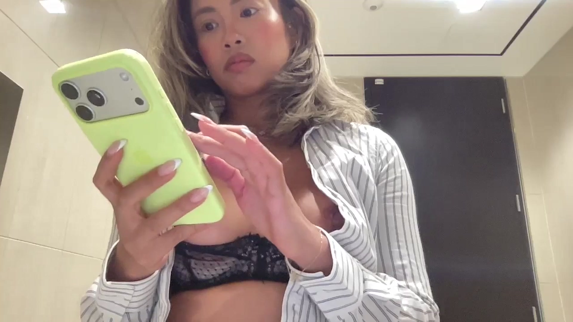 Gallery image thumbnail from UrBabyGirl's myfreecams stream on, 03/31/2026, 21:53 image 15 of 20
